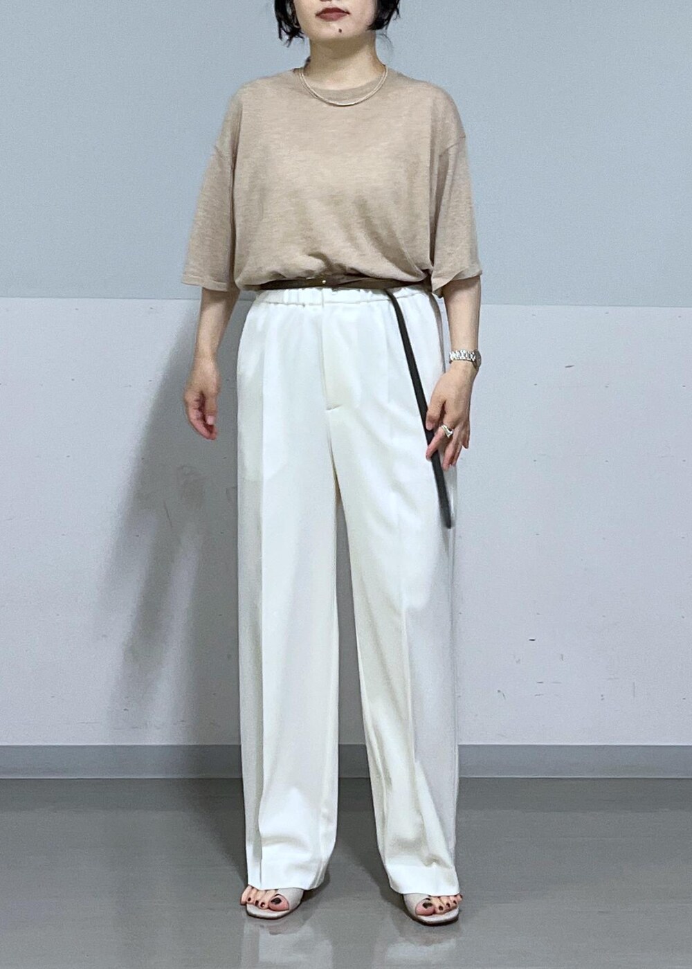 ホワイト系のその他パンツ、ホワイト系のボストンバッグ、ベージュ系のTシャツ/カットソーを着用したレディースの春コーディネートの5枚目の写真