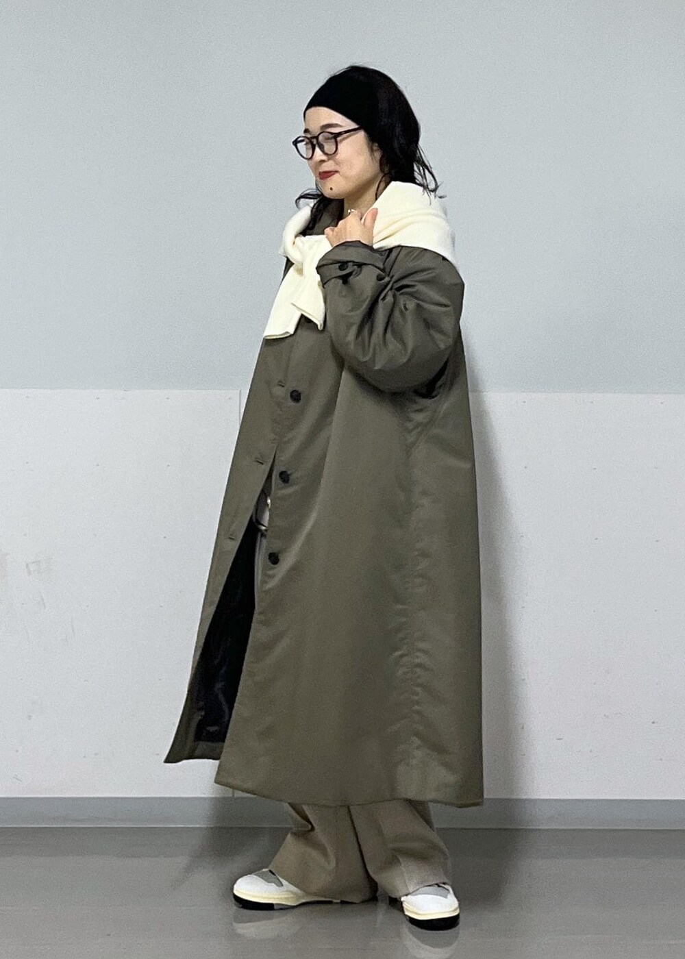 ホワイト系のTシャツ/カットソー、ホワイト系のTシャツ/カットソー、ホワイト系のカーディガン/ボレロを着用したレディースの秋コーディネートの2枚目の写真