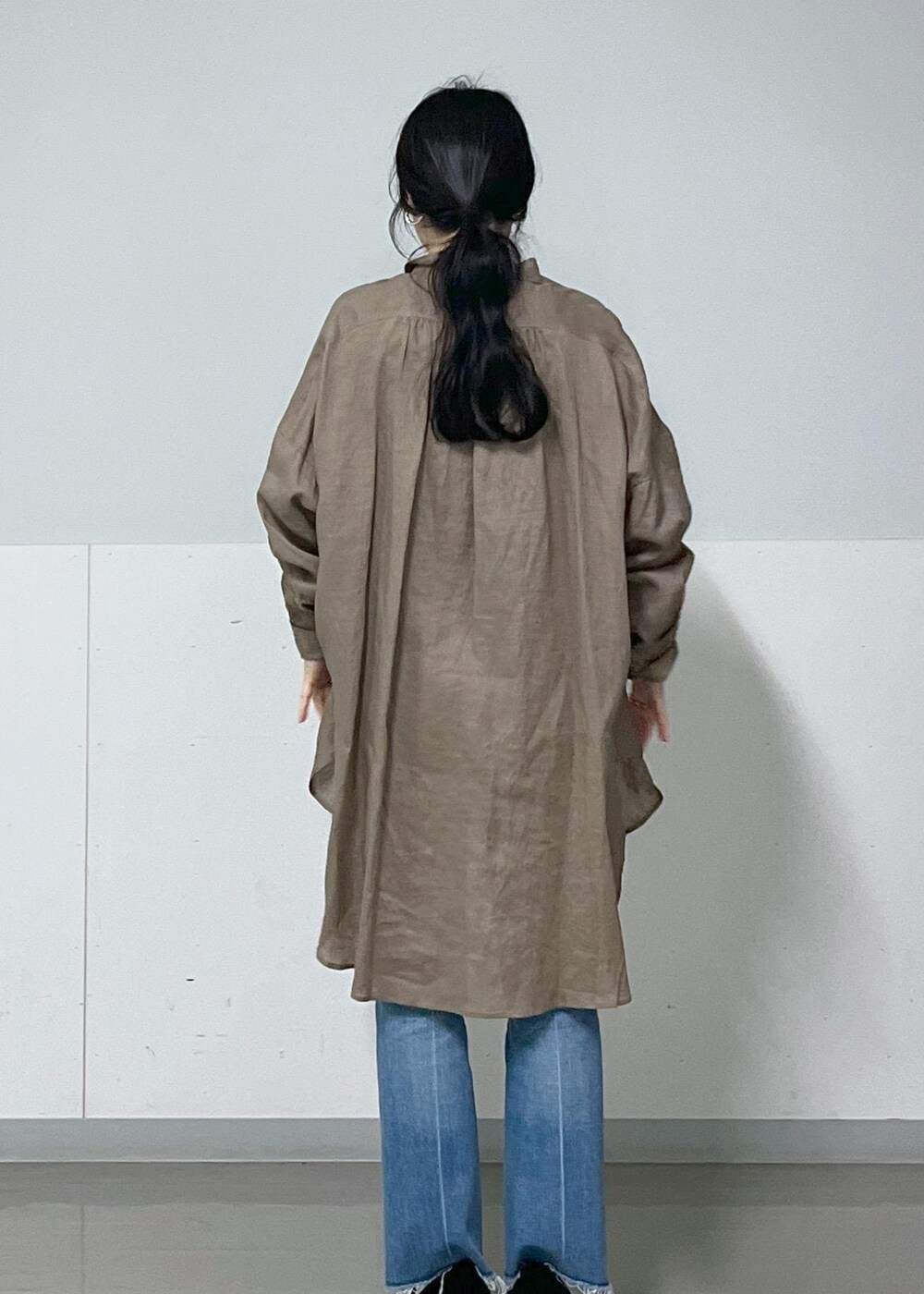 ブラック系のキャミソール、ブラック系のカーディガン/ボレロ、グリーン系のシャツ/ブラウスを着用したレディースの春コーディネートの8枚目の写真