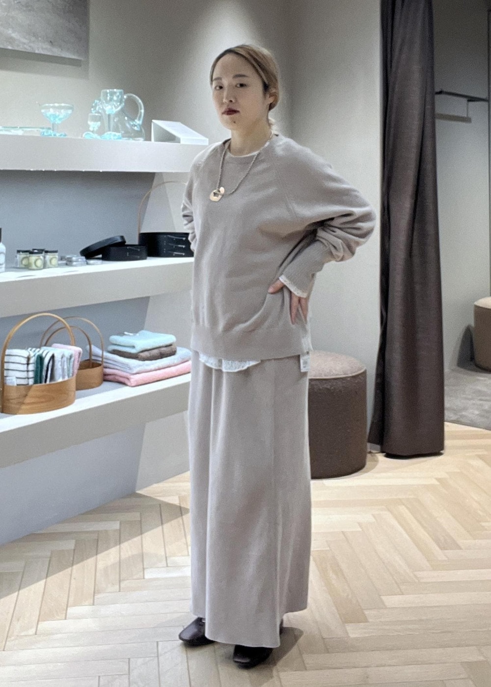 その他のパンプス、ホワイト系のTシャツ/カットソー、ベージュ系のニット/セーターを着用したレディースの冬コーディネートの4枚目の写真