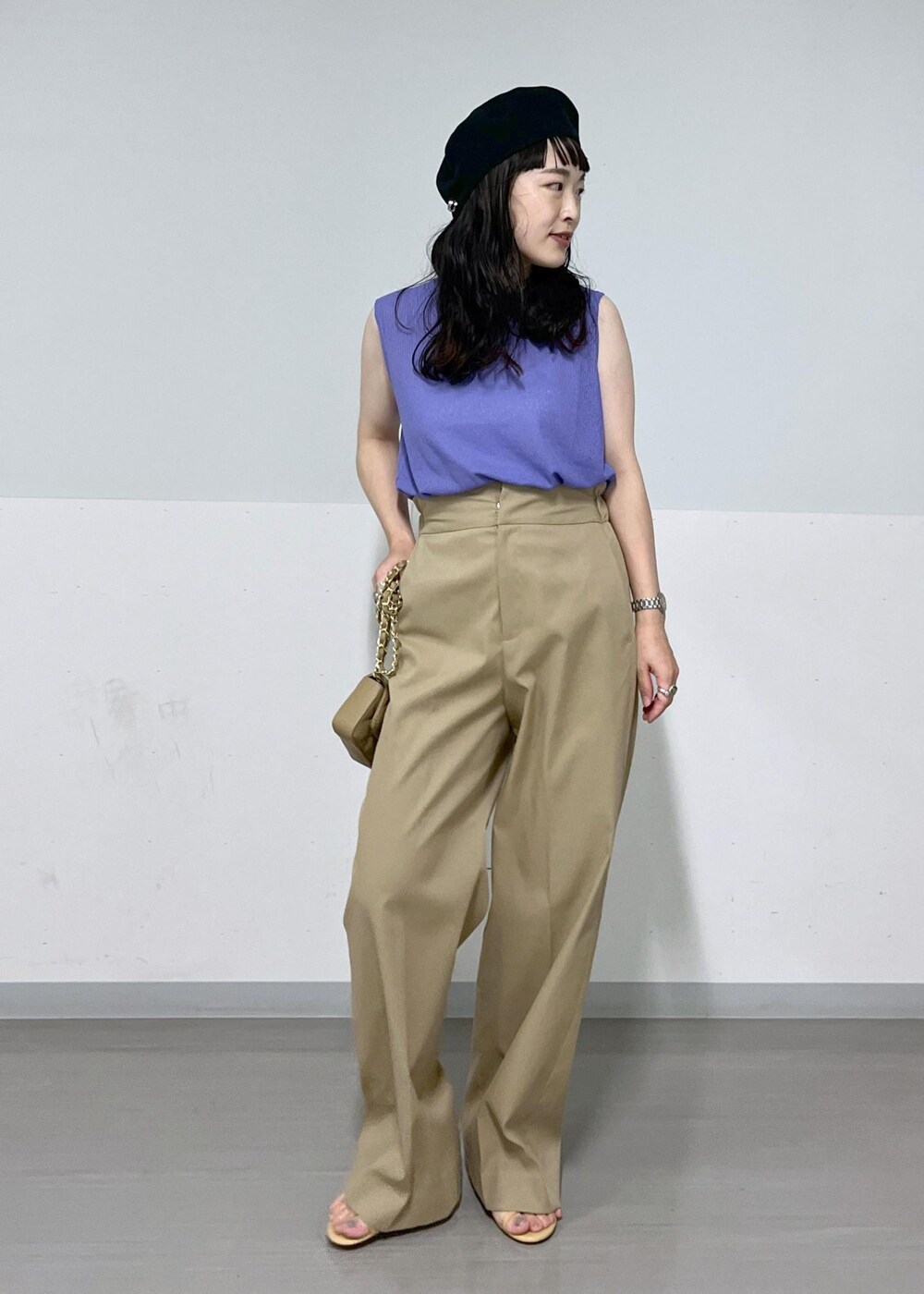 ベージュ系のショルダーバッグ、パープル系のTシャツ/カットソー、ベージュ系のサンダルを着用したレディースの夏コーディネートの2枚目の写真