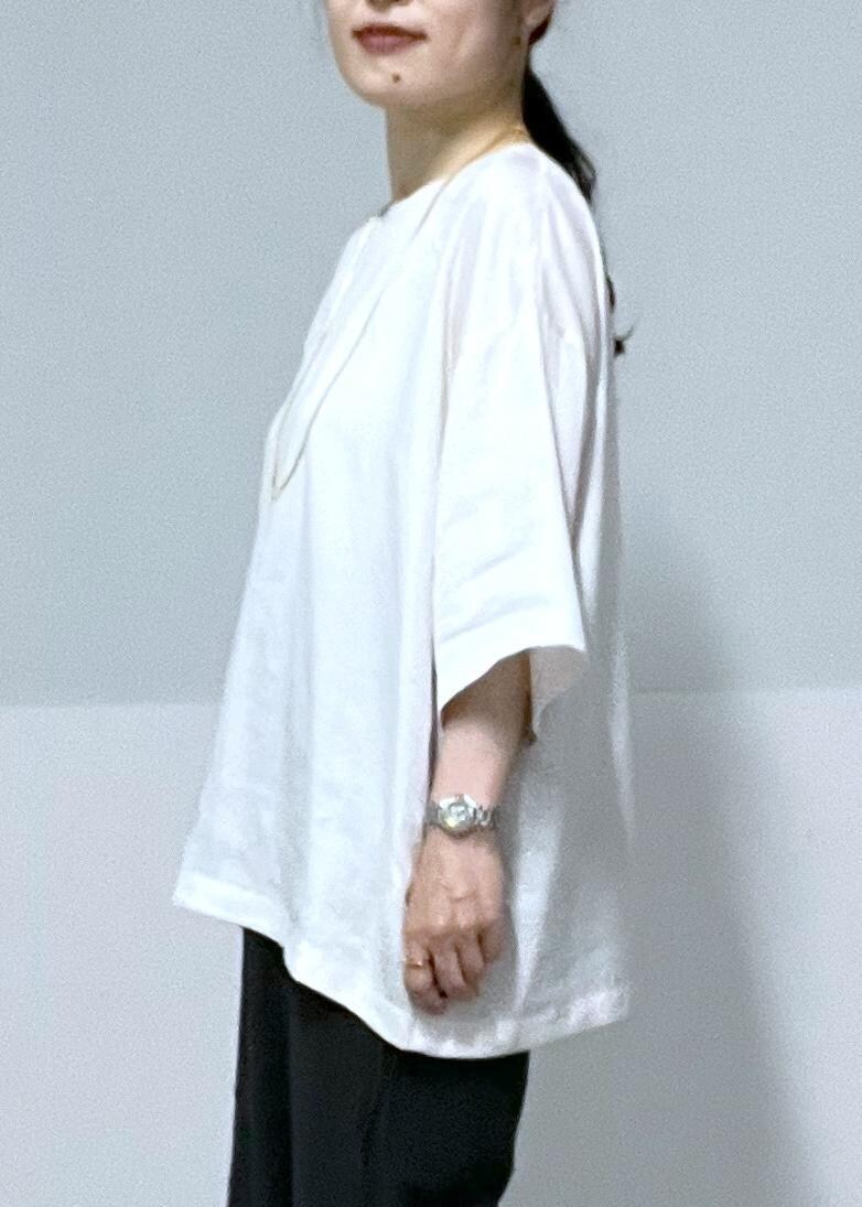 ホワイト系のTシャツ/カットソー、ブラック系のサンダル、ブラック系のその他パンツを着用したレディースの夏コーディネートの6枚目の写真