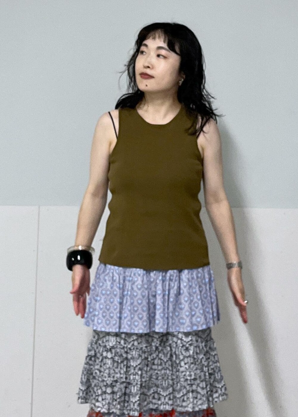 ブラック系のチューブトップ、ブラック系のハンドバッグ、その他のスカートを着用したレディースの夏コーディネートの5枚目の写真