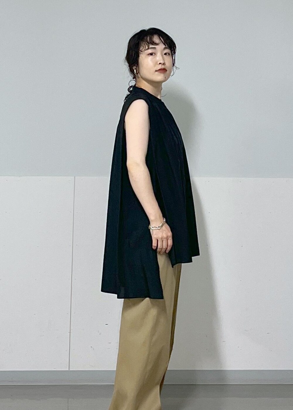 ベージュ系のその他パンツ、シルバー系のサンダル、ホワイト系のトートバッグを着用したレディースの夏コーディネートの7枚目の写真