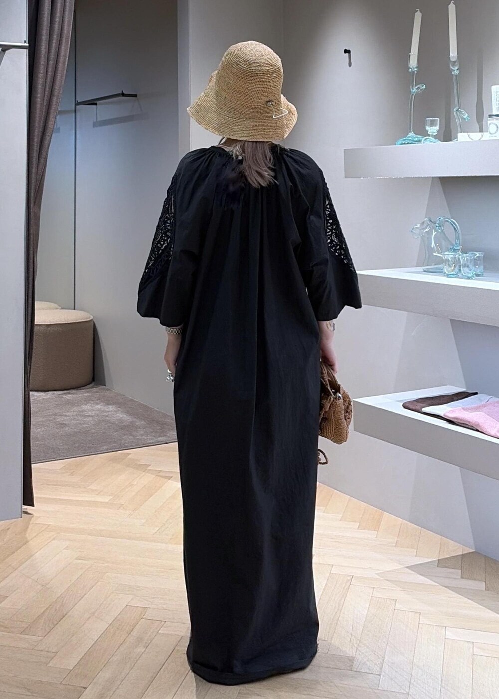 ベージュ系のサンダル、ブラウン系のショルダーバッグ、ブラック系のワンピースを着用したレディースの夏コーディネートの3枚目の写真