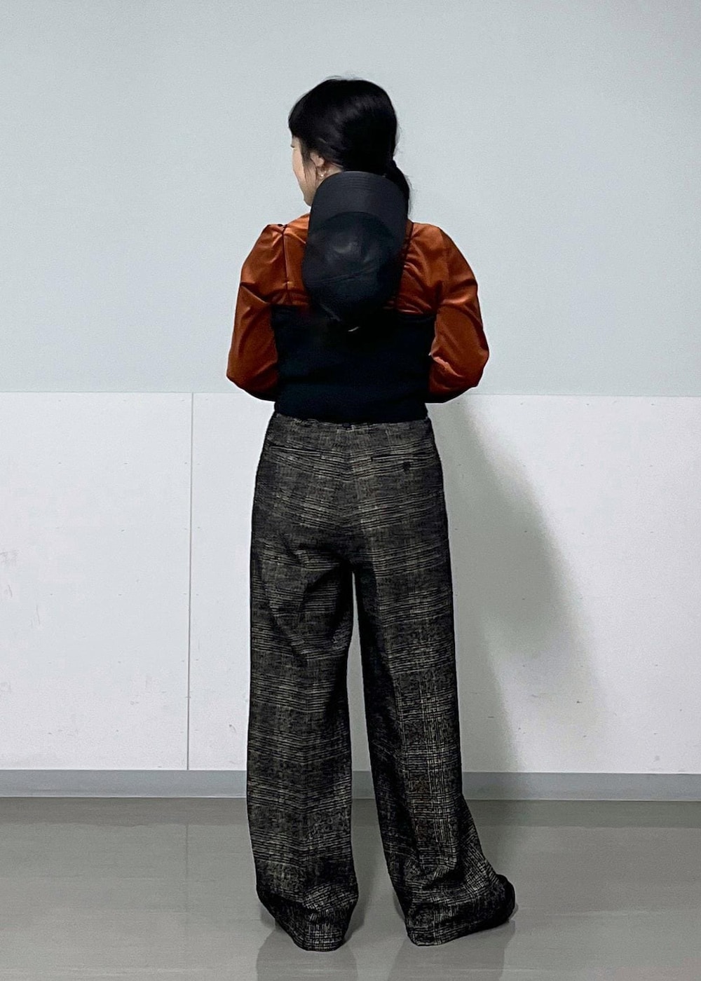 ブラック系のブーツ、ブラック系のその他パンツ、ブラック系のチューブトップを着用したレディースの秋コーディネートの5枚目の写真