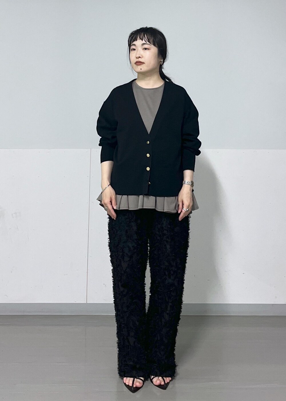 ブラック系のサンダル、ブラック系のショルダーバッグ、ブラック系のカーディガン/ボレロを着用したレディースの春コーディネートの10枚目の写真