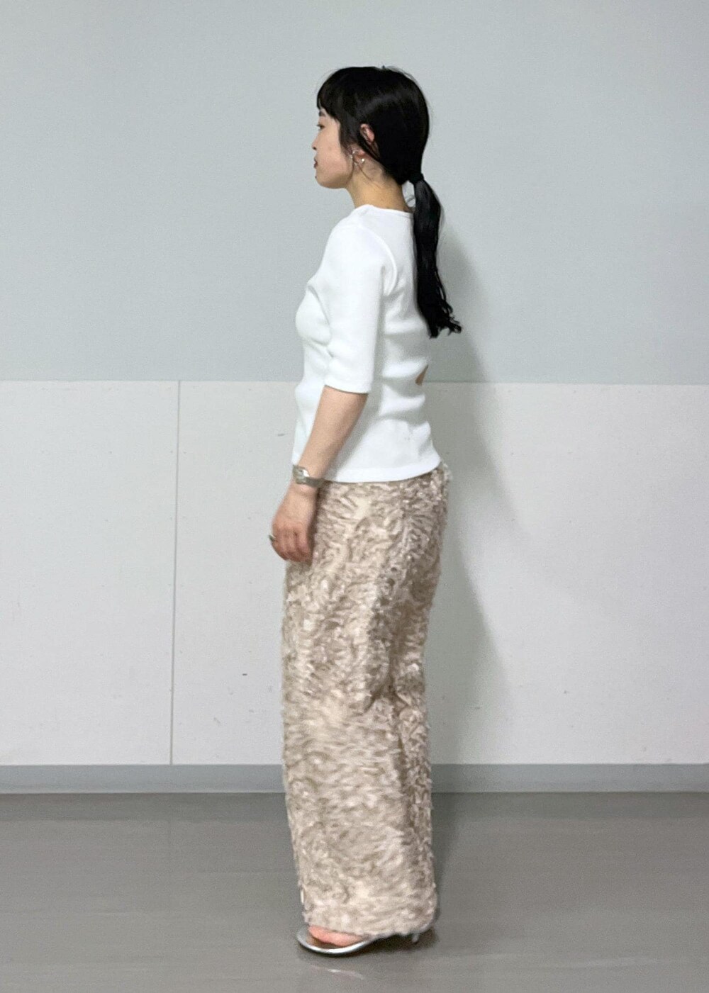 シルバー系のサンダル、ベージュ系のキャミソール、ホワイト系のTシャツ/カットソーを着用したレディースの春コーディネートの6枚目の写真