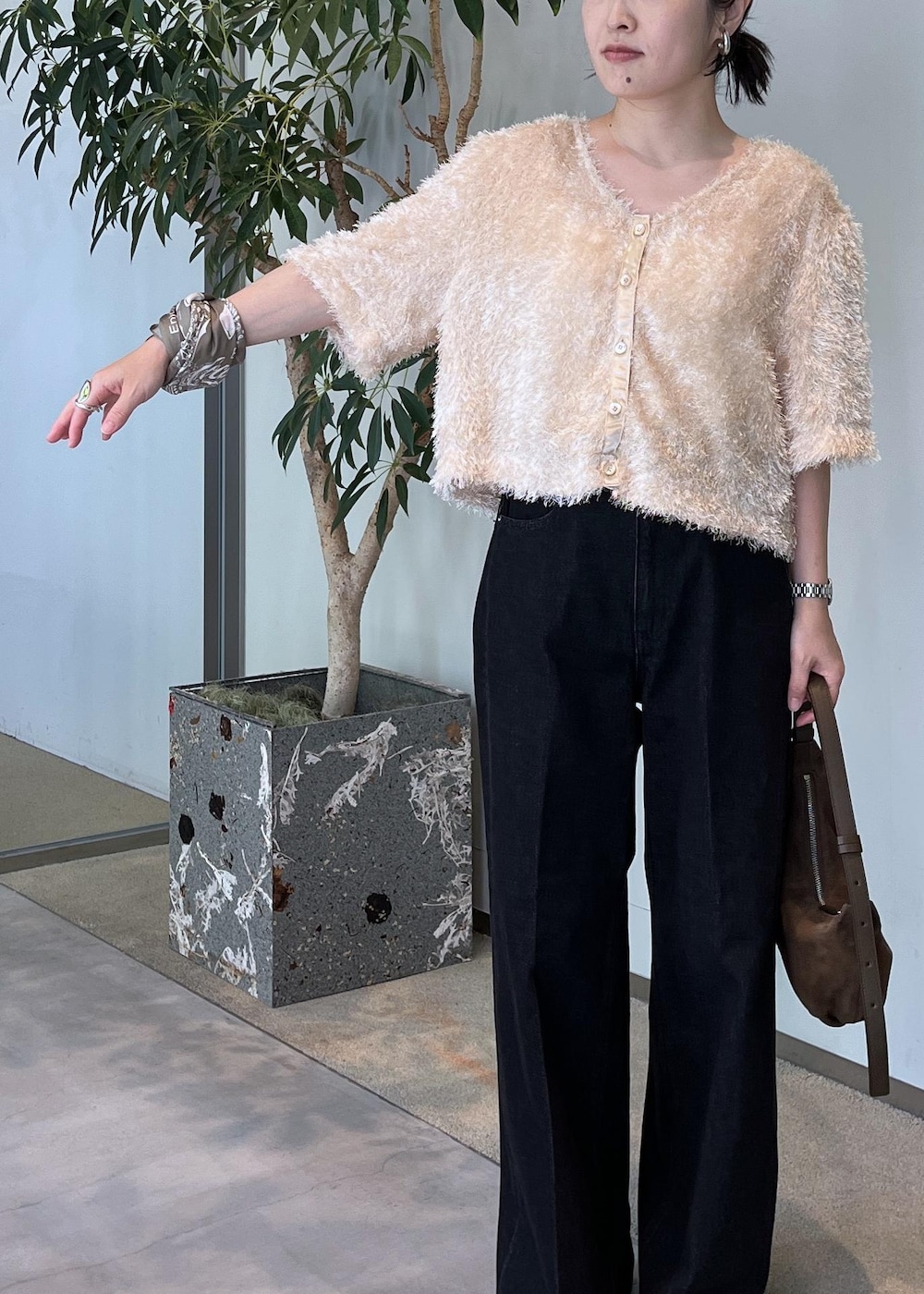 グレー系のデニムパンツ、ベージュ系のその他トップス、ブラウン系のショルダーバッグを着用したレディースの夏コーディネートの3枚目の写真