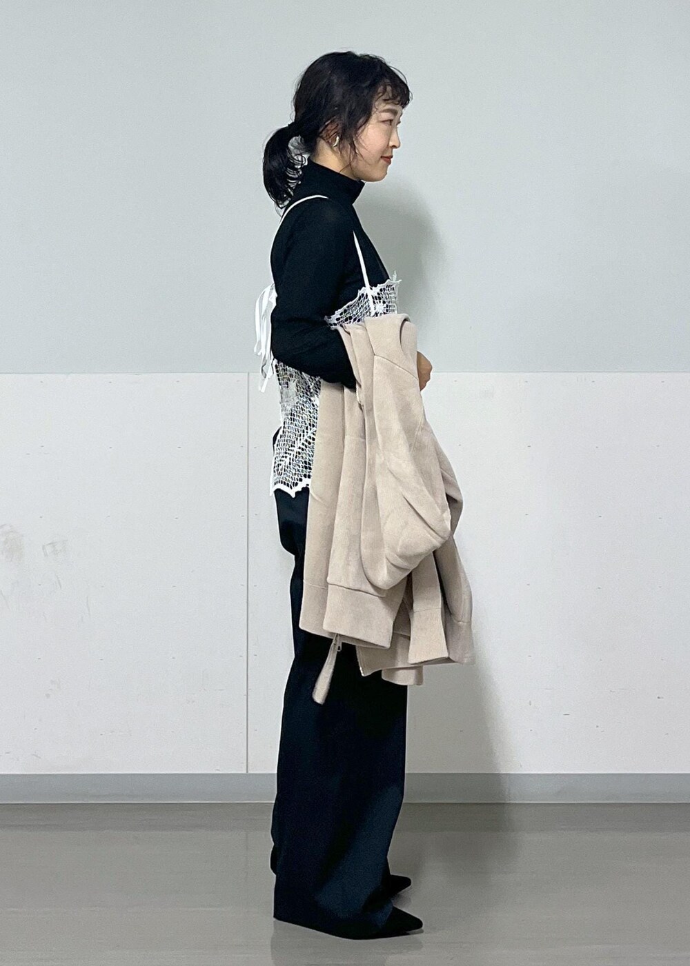 ブラック系のTシャツ/カットソー、ブラック系のその他パンツ、ベージュ系のパーカーを着用したレディースの夏コーディネートの4枚目の写真