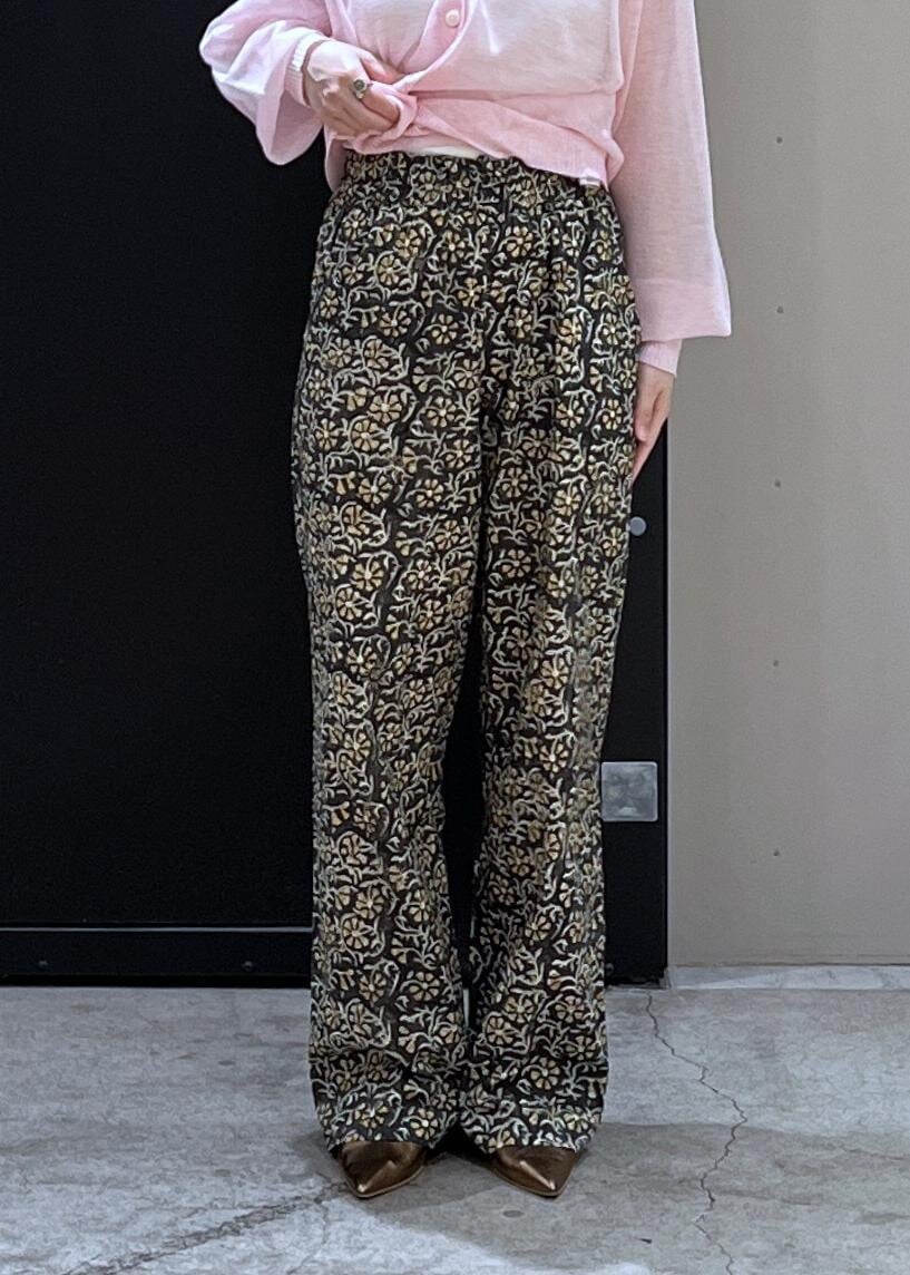 グレー系のショルダーバッグ、その他のパンプス、グレー系のその他パンツを着用したレディースの春コーディネートの6枚目の写真