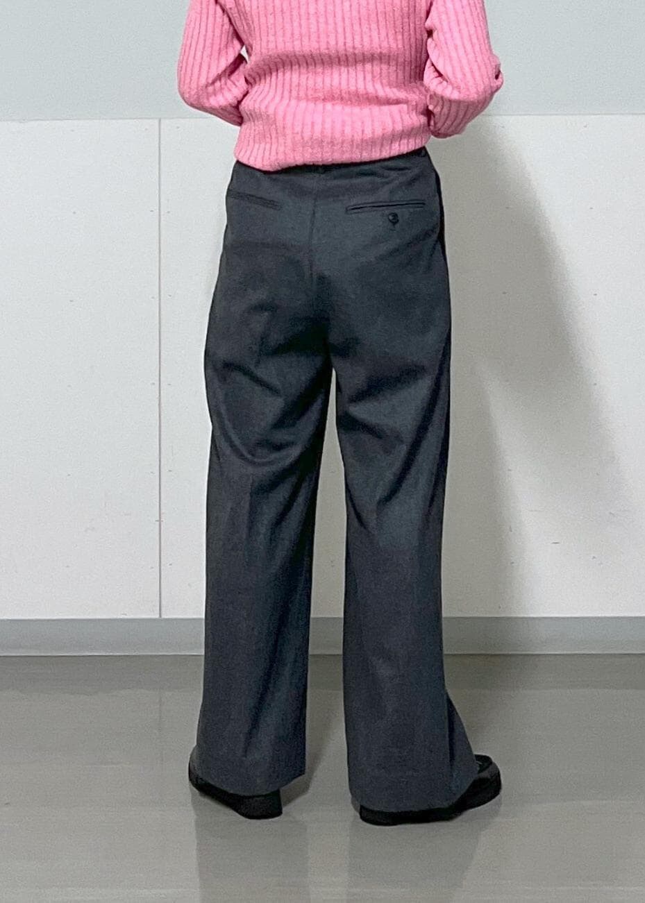 グレー系のスラックス、ブラック系のトートバッグ、ピンク系のニット/セーターを着用したレディースの冬コーディネートの7枚目の写真