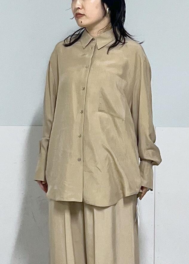 シルバー系のトートバッグ、ベージュ系のシャツ/ブラウス、ブラウン系のTシャツ/カットソーを着用したレディースの春コーディネートの3枚目の写真