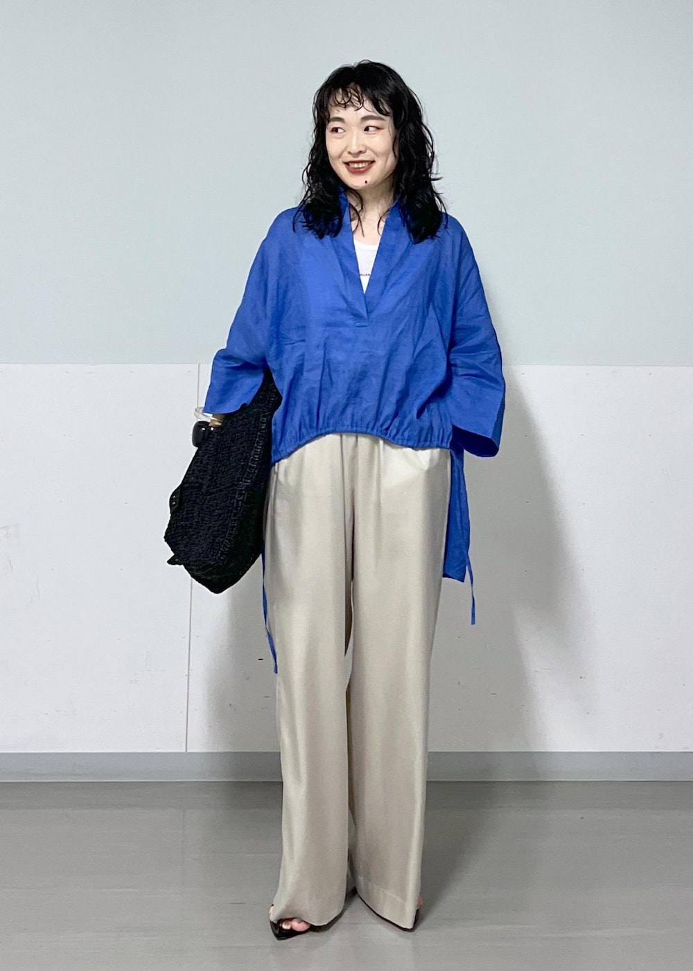 ブラック系のサンダル、ブルー系のシャツ/ブラウス、ベージュ系のその他パンツを着用したレディースの夏コーディネートの3枚目の写真