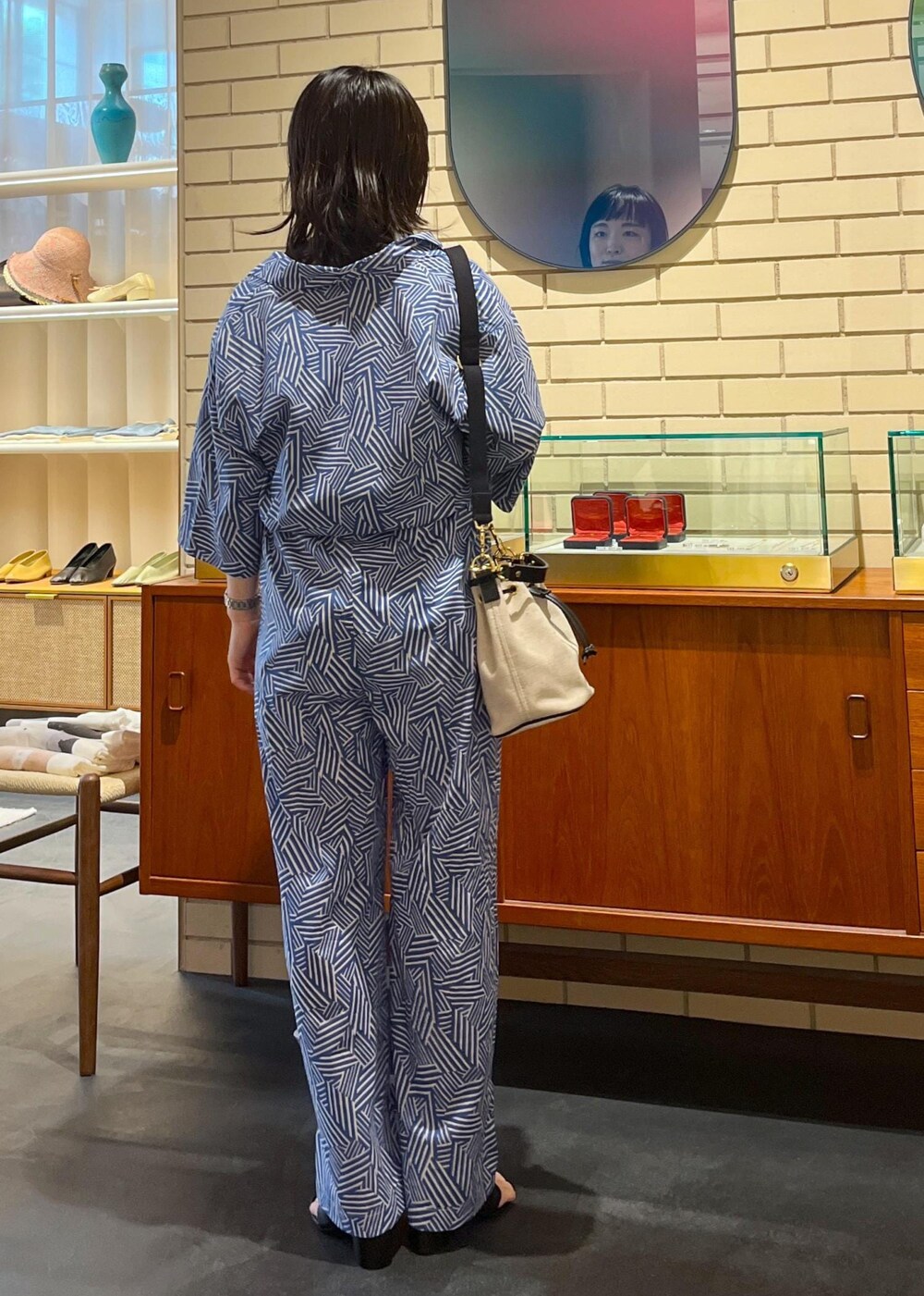 ブラック系のサンダル、グレー系のタンクトップ、ブルー系のつなぎ/オールインワンを着用したレディースの夏コーディネートの6枚目の写真