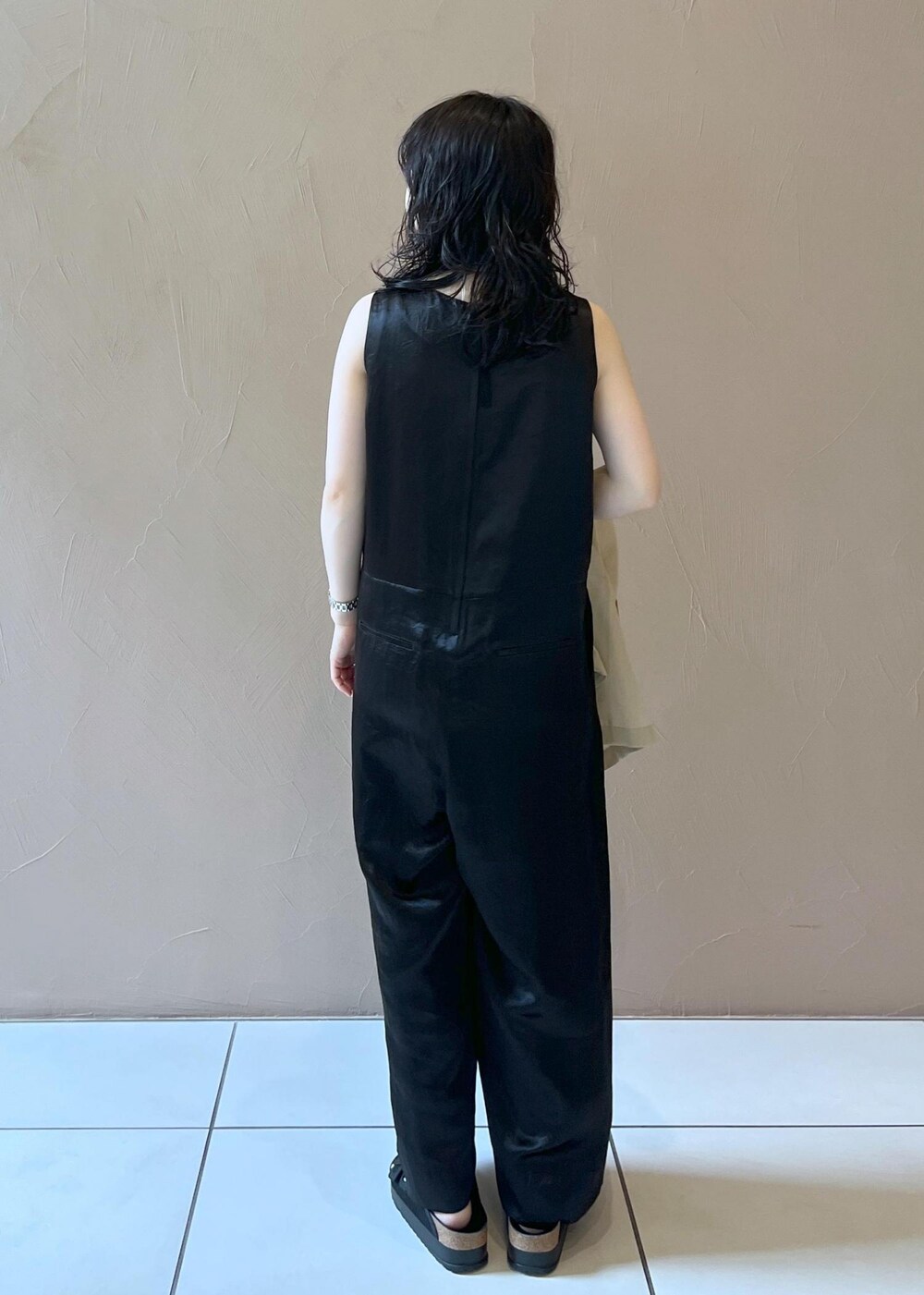 シルバー系のサンダル、ブラック系のつなぎ/オールインワン、ブルー系のシャツ/ブラウスを着用したレディースの夏コーディネートの10枚目の写真