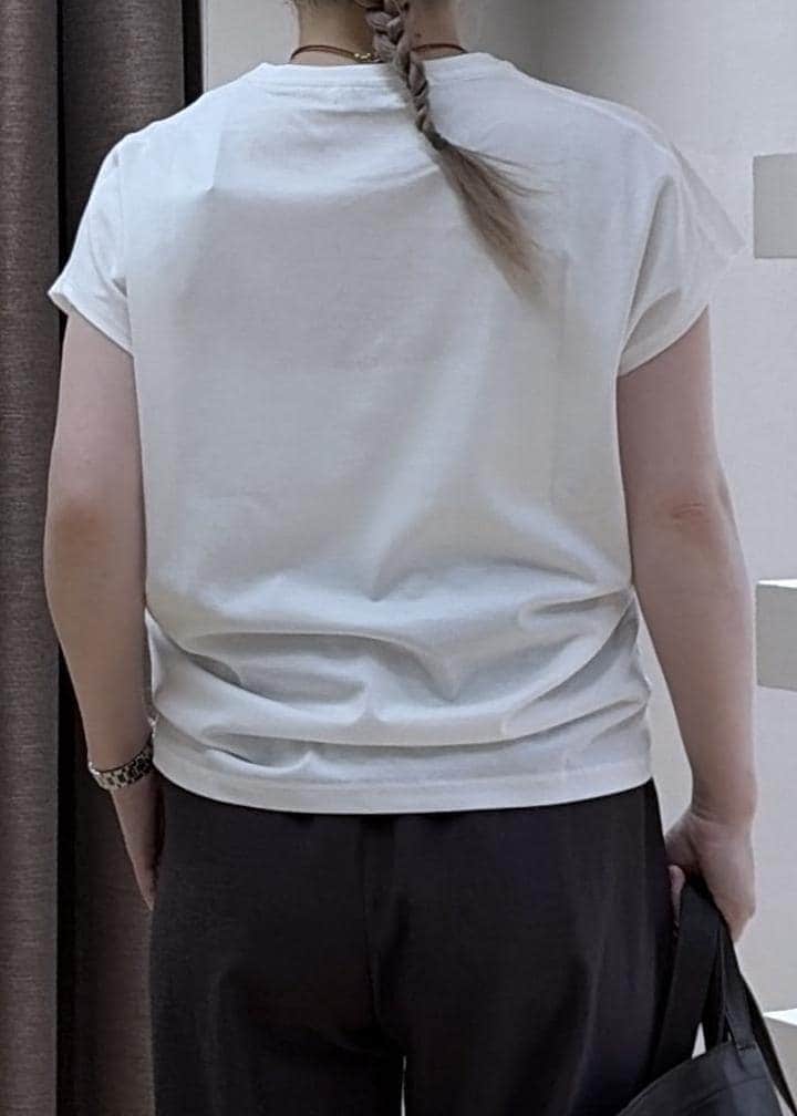 ホワイト系のTシャツ/カットソー、ブラウン系のその他パンツ、ブラウン系のテーラードジャケットを着用したレディースの夏コーディネートの5枚目の写真