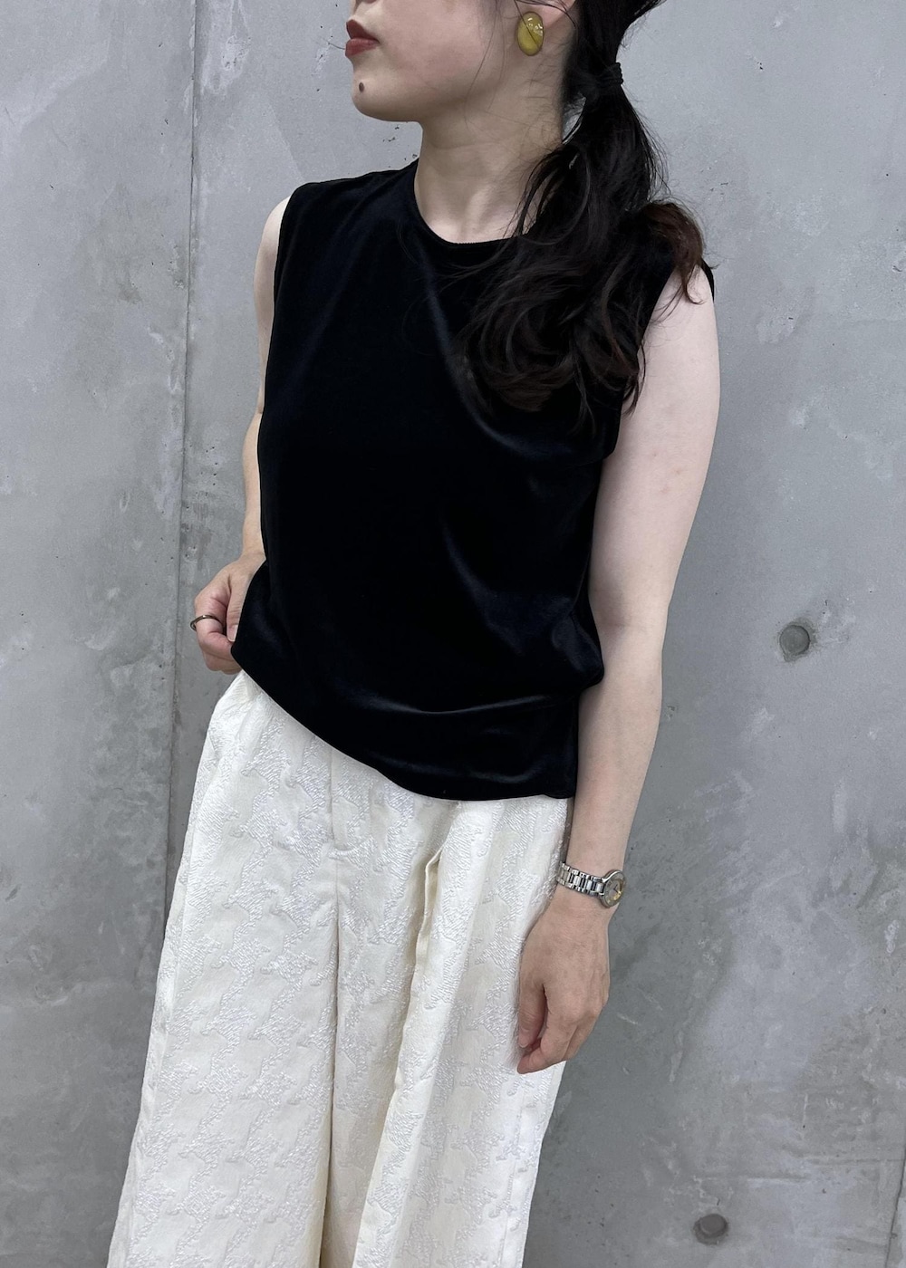 ブラック系のTシャツ/カットソー、ブラック系のハンドバッグ、ブラック系のブーツを着用したレディースの夏コーディネートの5枚目の写真