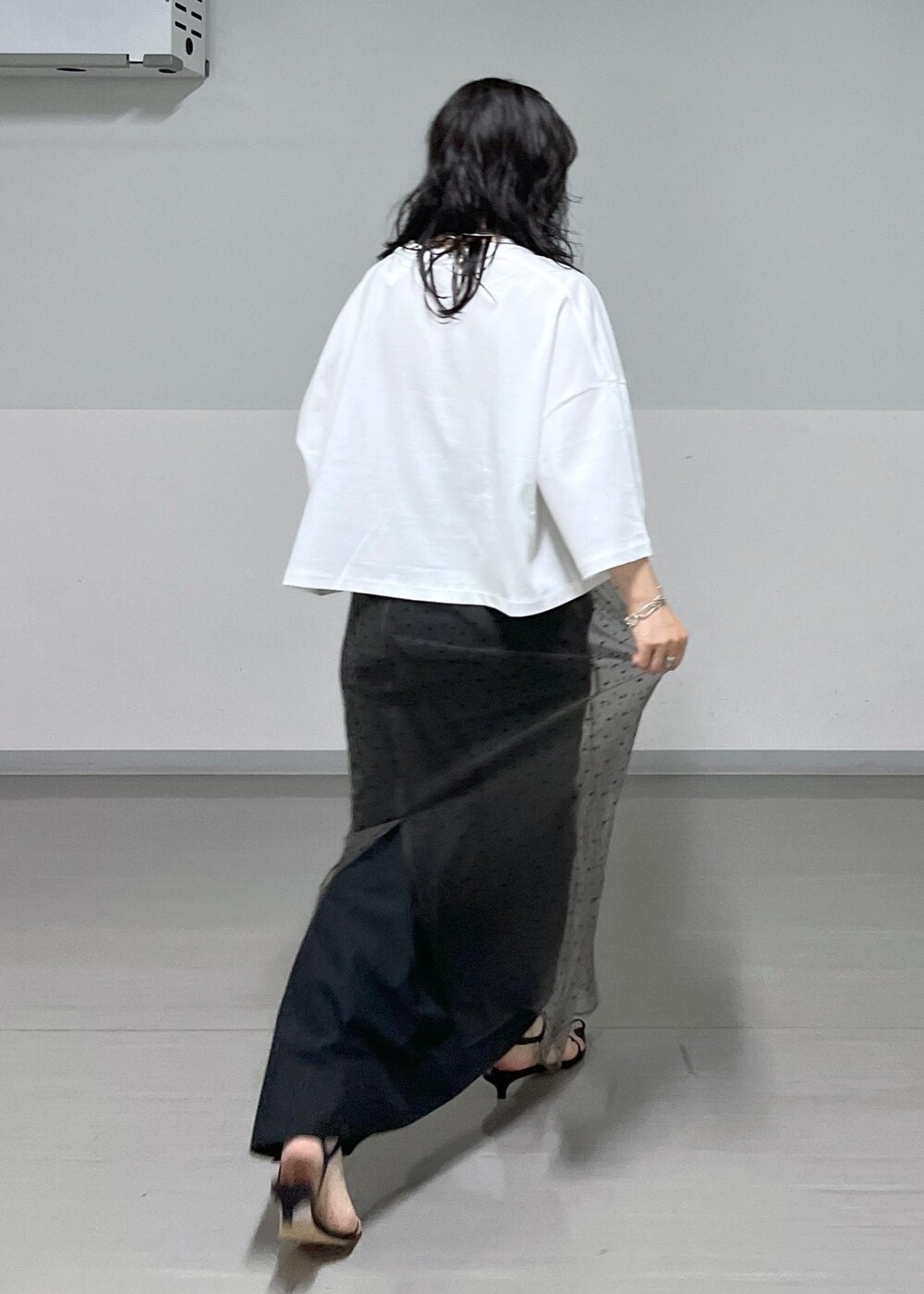 「シアー、チュール、ドット、ブラック、プリント、ロング、ストラップサンダル、夏コーデ、お出かけコーデ、推し活コーデ、女子会コーデ、レイヤード、スカートスタイル、体型カバー、カジュアルコーデ」｜「SALON adam et rope'の【BRENTELLA（ブレンテッラ）】アンクルストラップサンダル（サンダル、ブラック系）」を使った、kinoさん（レディース・152cm）の夏コーディネートの4枚目の写真