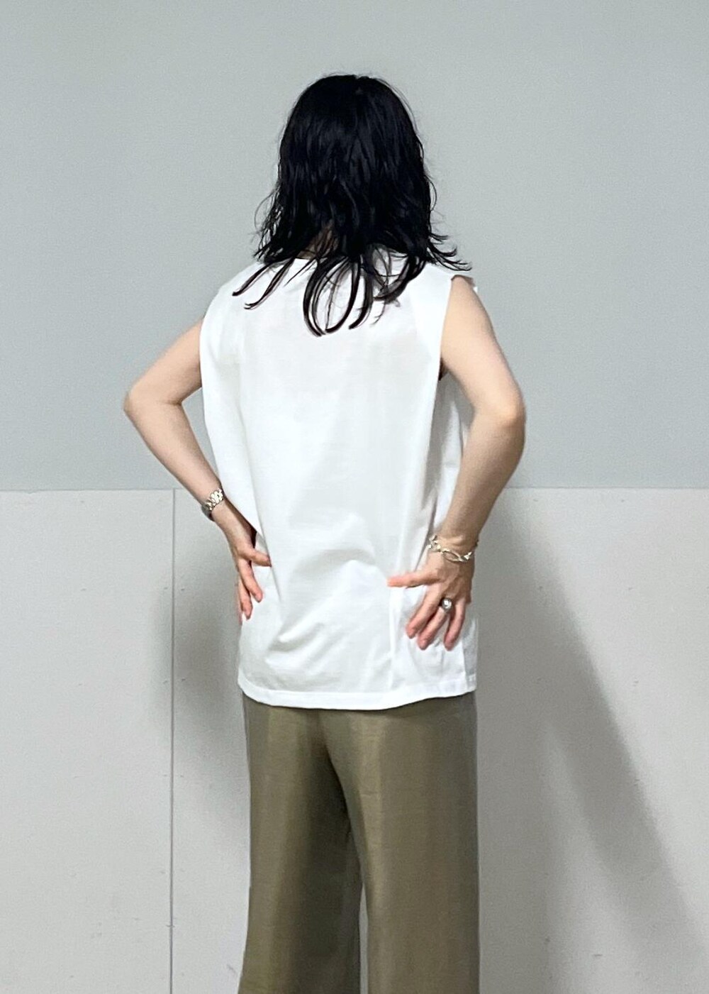ベージュ系のキャミソール、ブラック系のサンダル、グレー系のその他パンツを着用したレディースの夏コーディネートの9枚目の写真