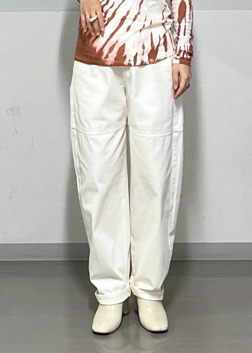 ホワイト系のその他パンツ、ブラウン系のTシャツ/カットソー、ベージュ系のショルダーバッグを着用したレディースの春コーディネートの5枚目の写真