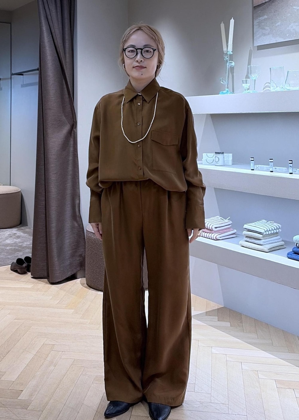 ブラウン系のその他パンツ、ブラウン系のシャツ/ブラウス、ブラック系のその他シューズを着用したレディースの秋コーディネートの5枚目の写真