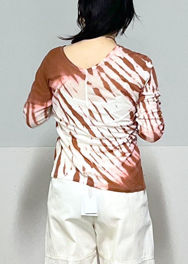 シルバー系のトートバッグ、ベージュ系のシャツ/ブラウス、ブラウン系のTシャツ/カットソーを着用したレディースの春コーディネートの7枚目の写真