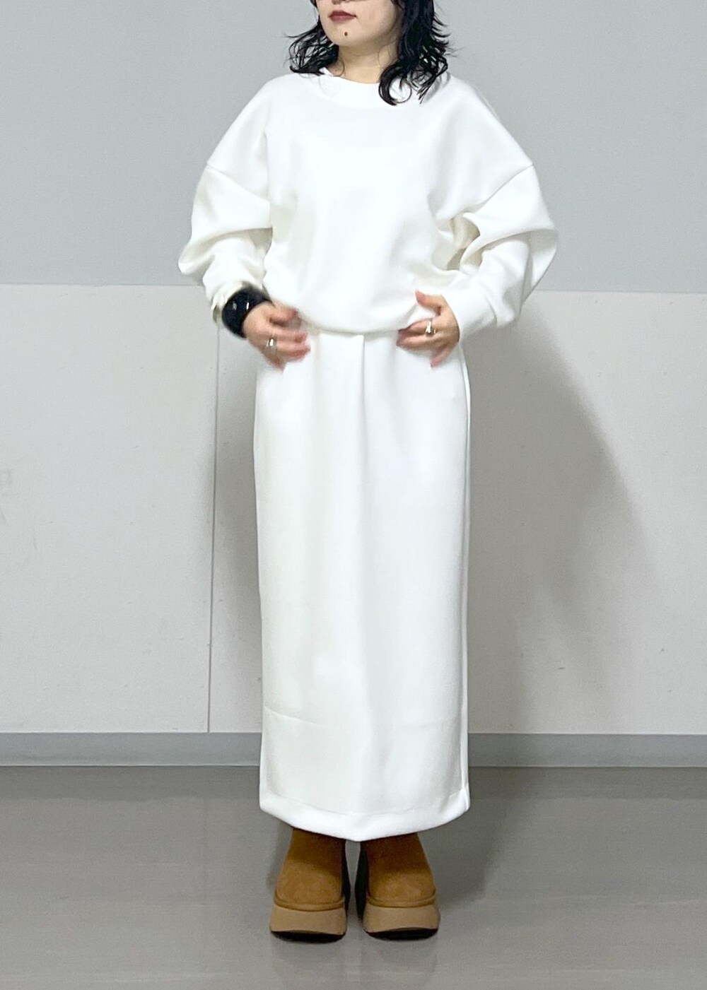 ホワイト系のカーディガン/ボレロ、ホワイト系のスカート、ホワイト系のTシャツ/カットソーを着用したレディースの冬コーディネートの7枚目の写真