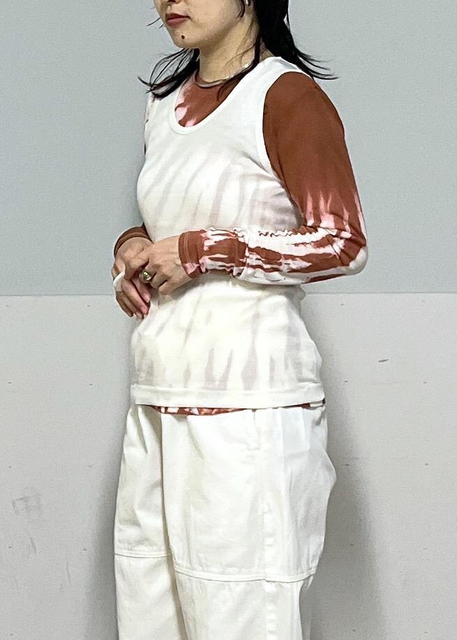 ホワイト系のその他パンツ、ブラウン系のTシャツ/カットソー、ベージュ系のショルダーバッグを着用したレディースの春コーディネートの4枚目の写真