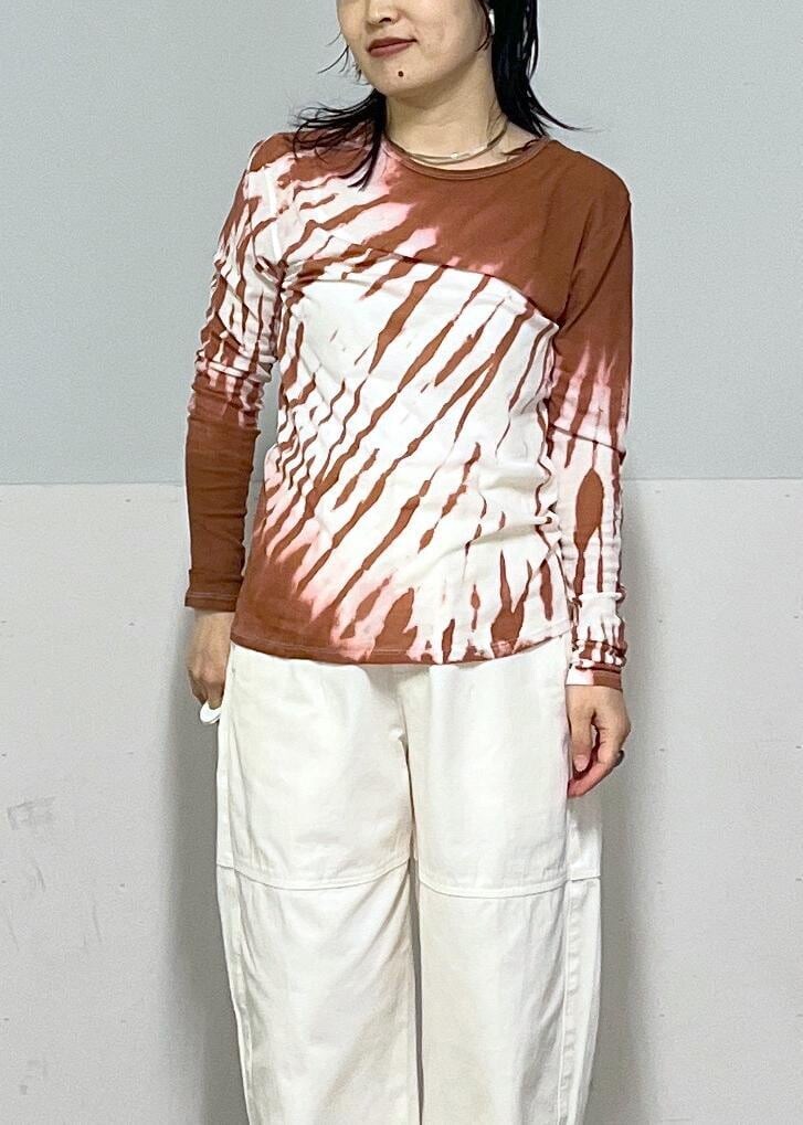 シルバー系のトートバッグ、ベージュ系のシャツ/ブラウス、ブラウン系のTシャツ/カットソーを着用したレディースの春コーディネートの6枚目の写真