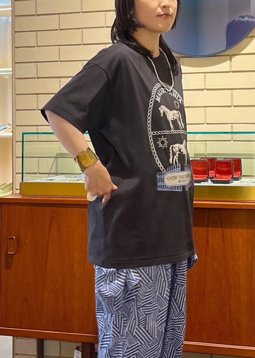 ブラック系のサンダル、ブルー系のつなぎ/オールインワン、グレー系のTシャツ/カットソーを着用したレディースの夏コーディネートの5枚目の写真