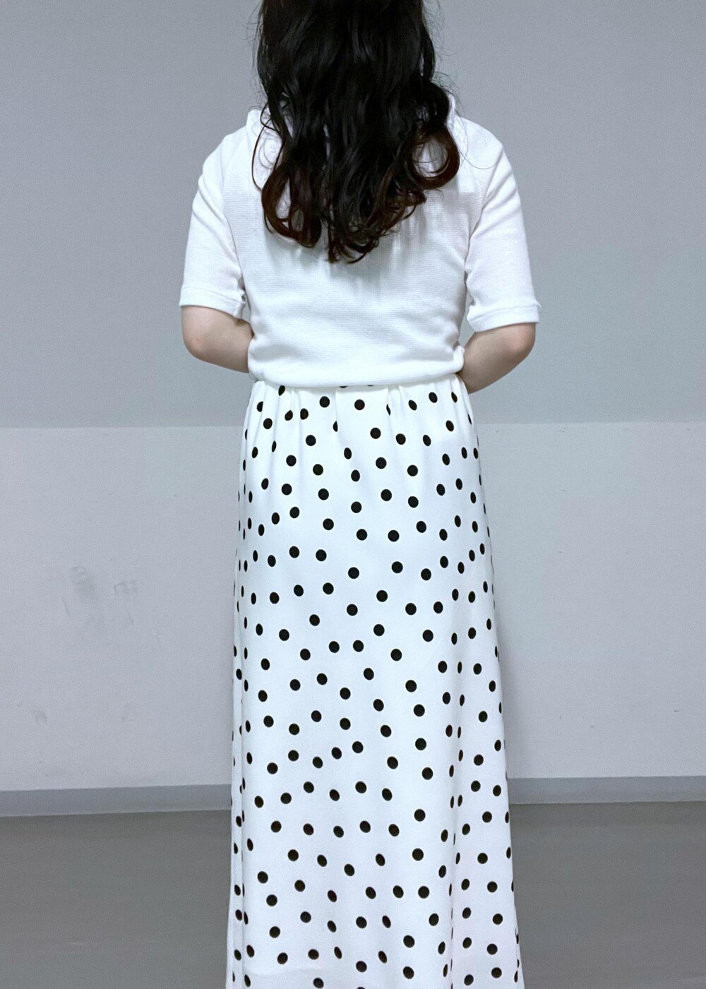 ベージュ系のサンダル、ホワイト系のTシャツ/カットソー、グレー系のシャツ/ブラウスを着用したレディースの夏コーディネートの7枚目の写真