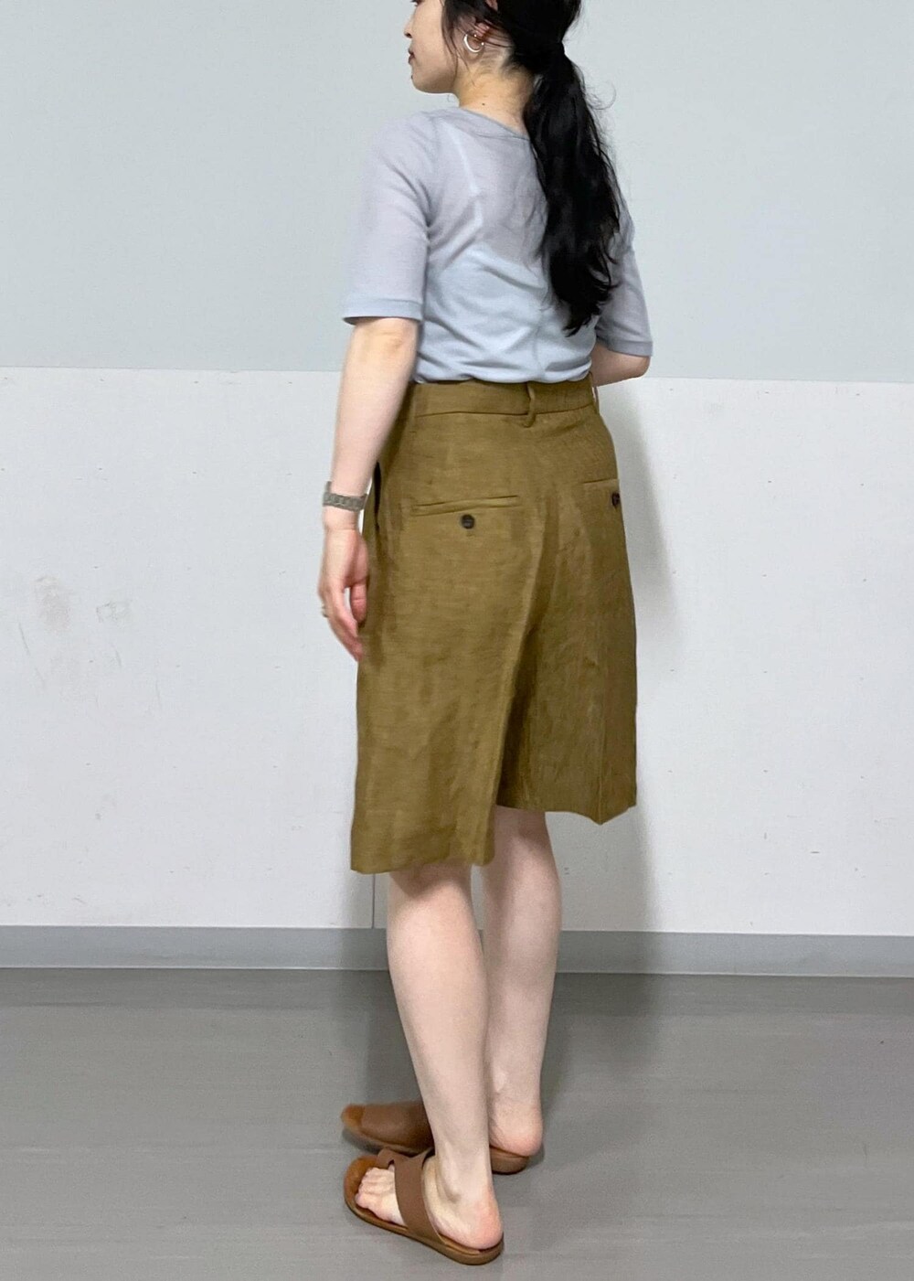 ホワイト系のサンダル、ベージュ系のかごバッグ、ブルー系のシャツ/ブラウスを着用したレディースの春コーディネートの6枚目の写真