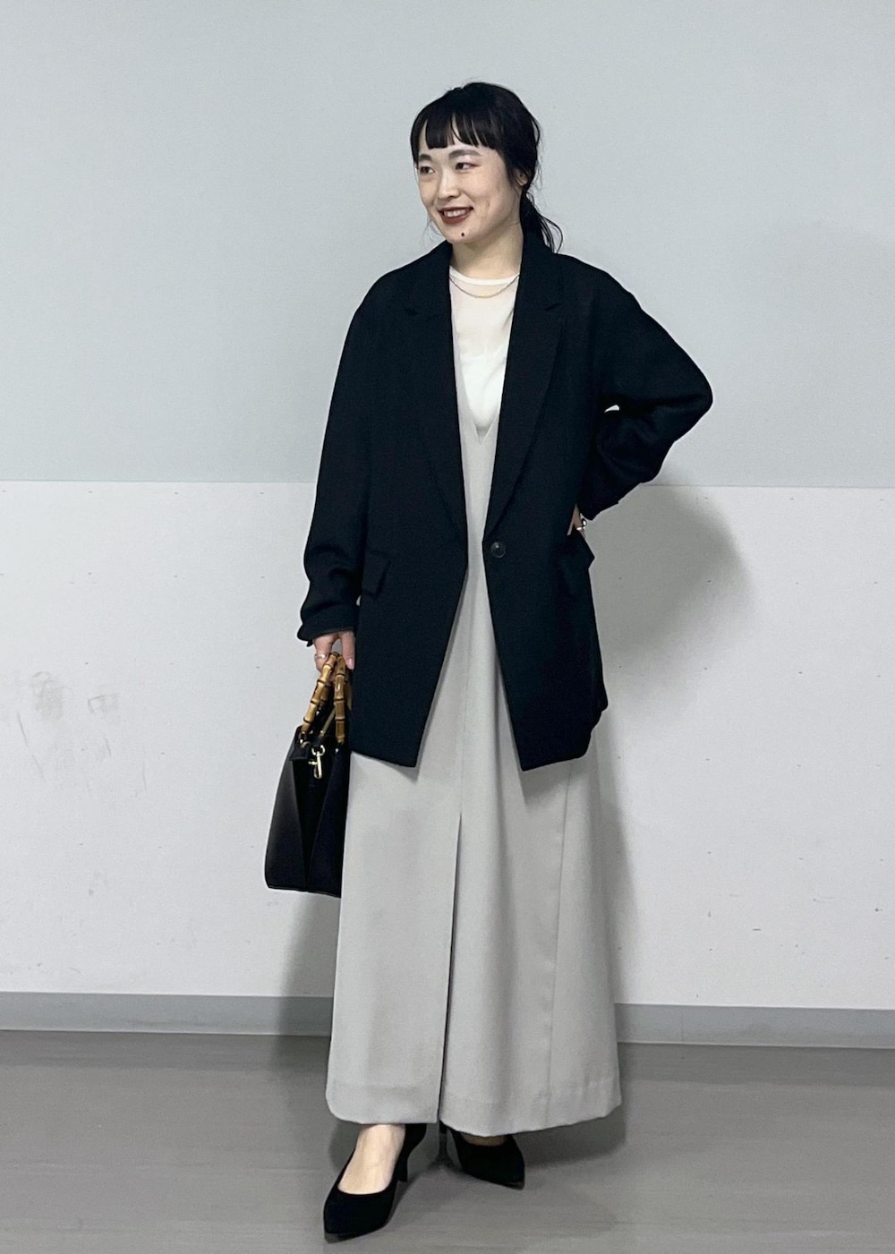 「ジャケット、ブラック、ハンドバッグ、バンブーハンドル、ワンピース、サロンアダムエロペ、SALON adam et ropé、低身長、骨格ウェーブ、イエベ、セレモニー、結婚式、二次会」|「SALON adam et rope'のシアーベロアタッチクルーネックプルオーバー(Tシャツ/カットソー、ホワイト系)」を使った、kinoさん(レディース・152cm)の春コーディネートの2枚目の写真