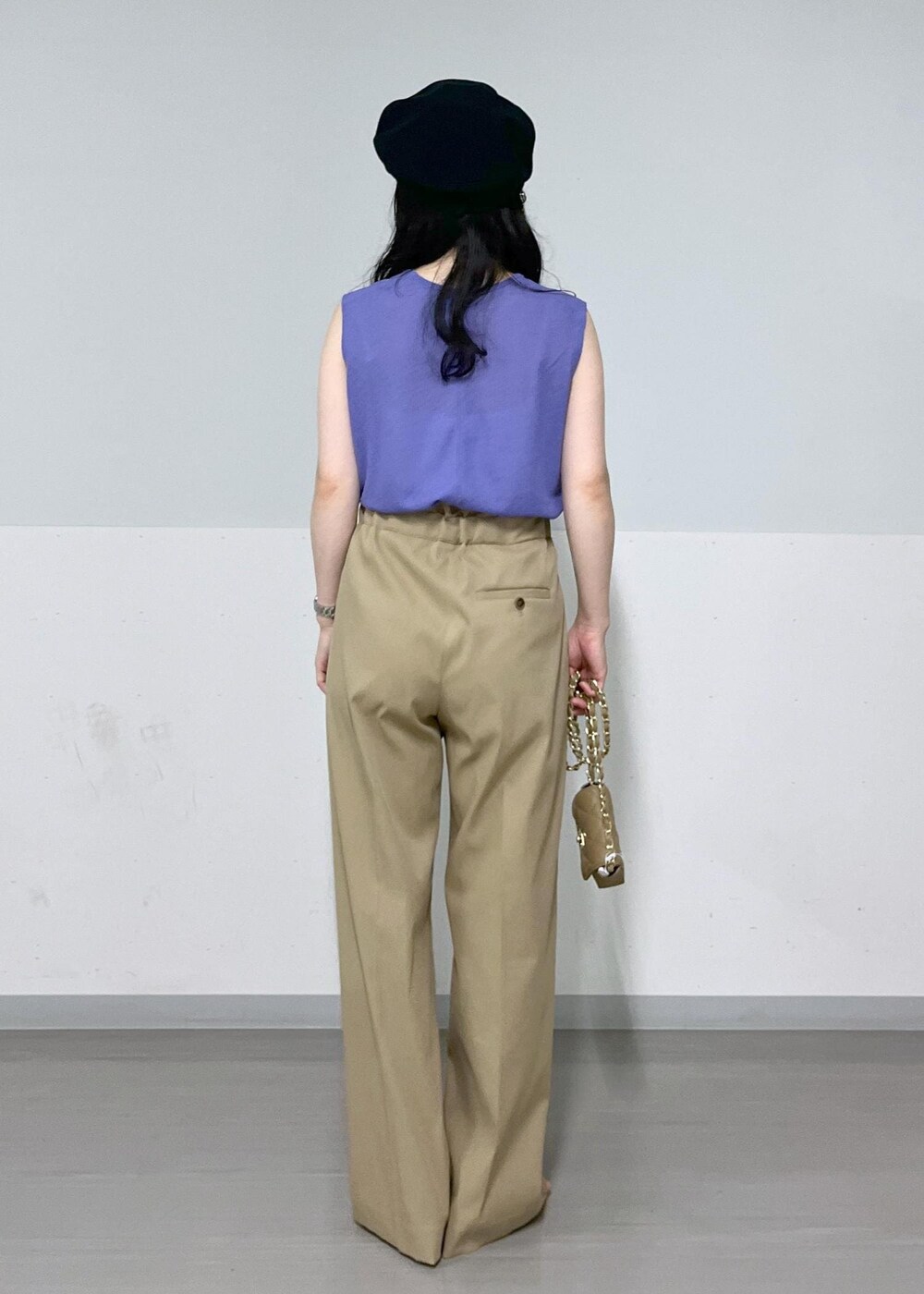 ベージュ系のショルダーバッグ、パープル系のTシャツ/カットソー、ベージュ系のサンダルを着用したレディースの夏コーディネートの4枚目の写真