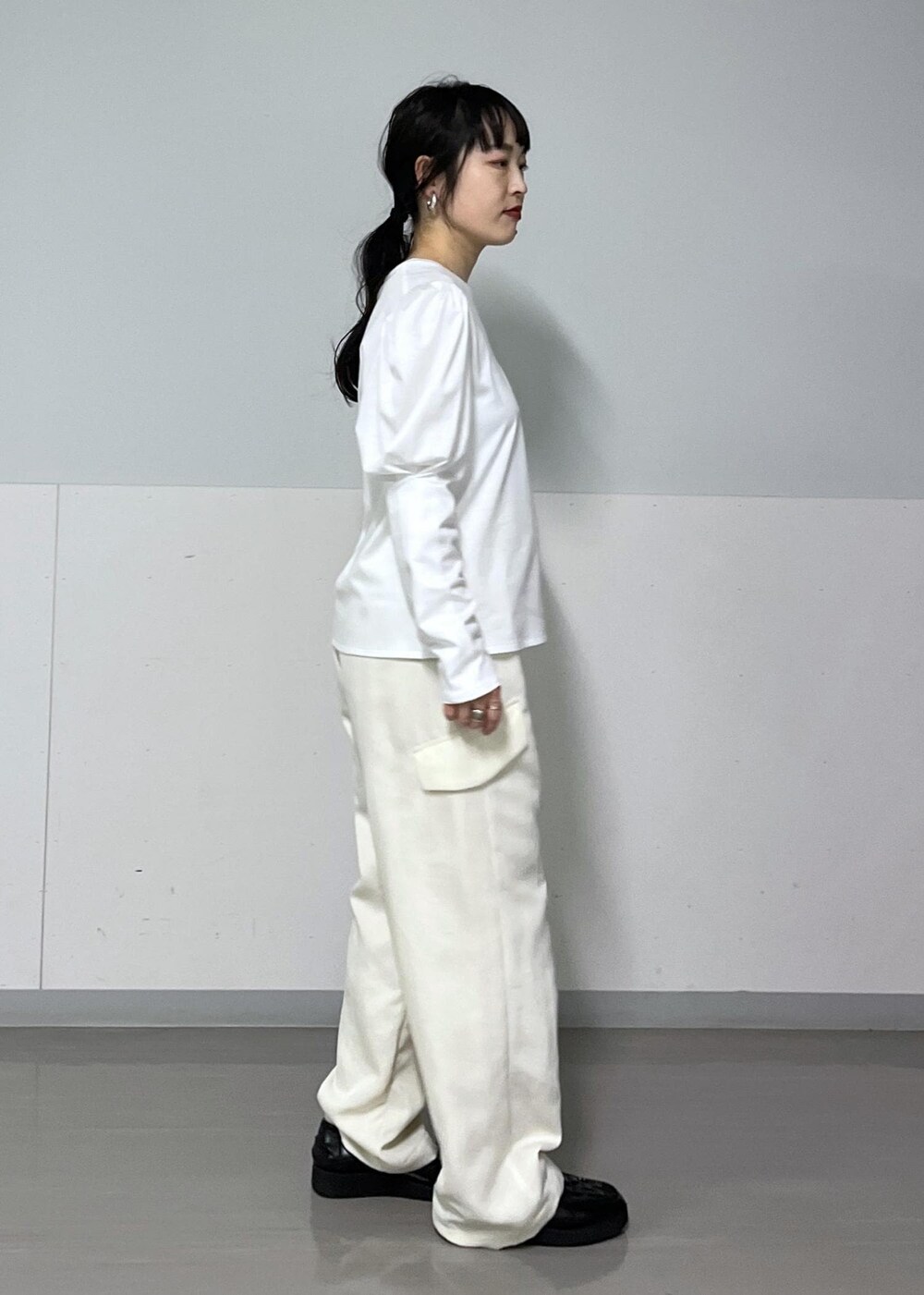 ホワイト系のカーゴパンツ、ホワイト系のTシャツ/カットソー、イエロー系のカーディガン/ボレロを着用したレディースの冬コーディネートの6枚目の写真