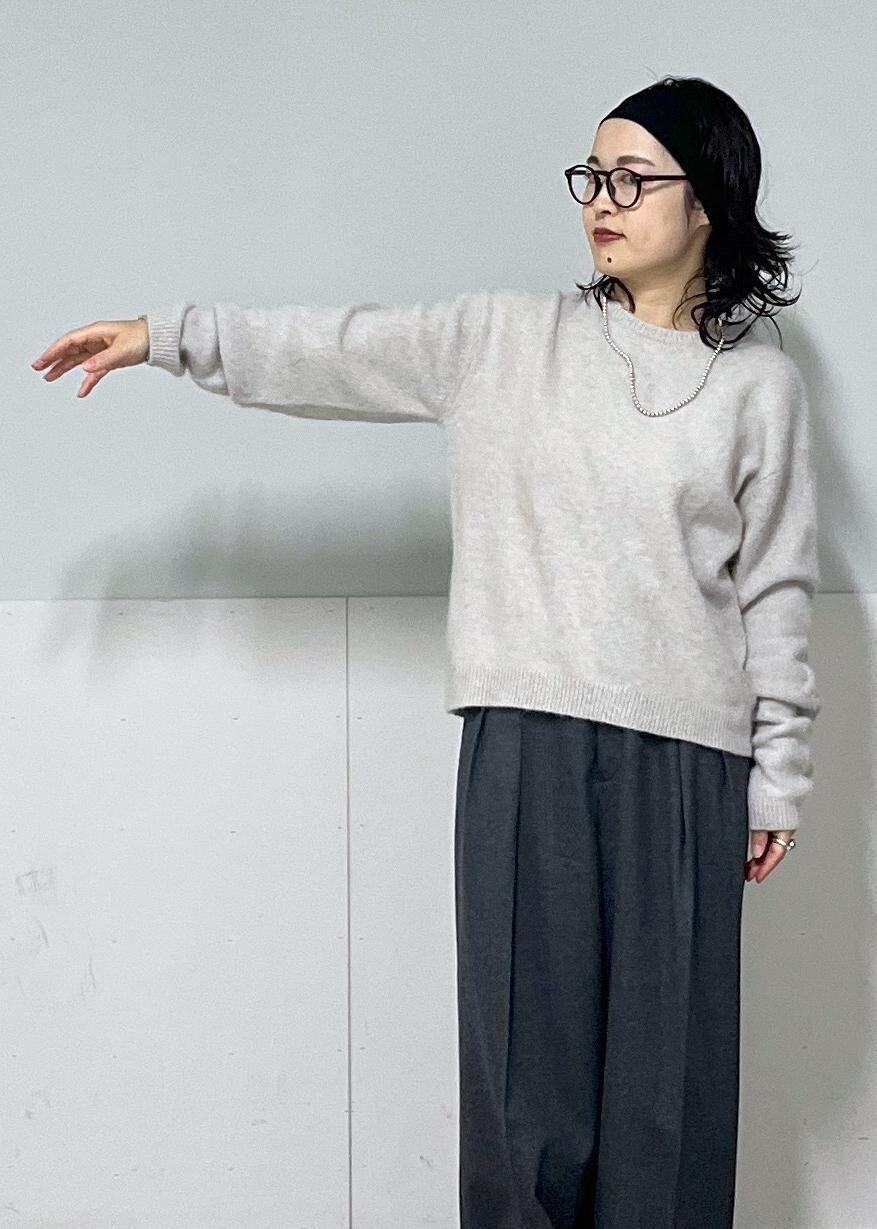 グレー系のタンクトップ、グレー系のニット/セーター、グレー系のスラックスを着用したレディースの秋コーディネートの5枚目の写真