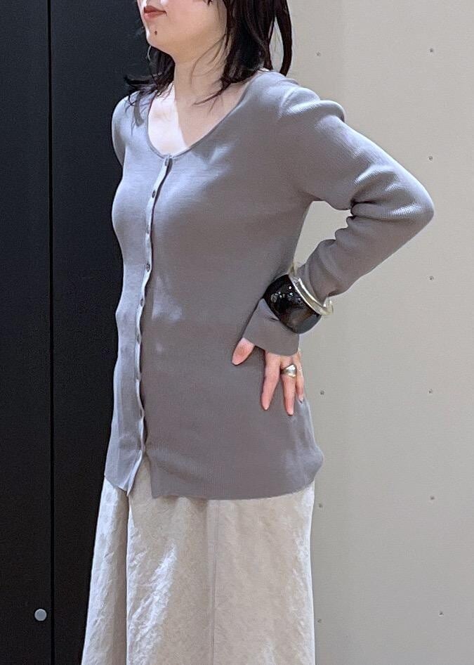 ブラック系のボストンバッグ、ベージュ系のパンプス、ベージュ系のスカートを着用したレディースの冬コーディネートの6枚目の写真