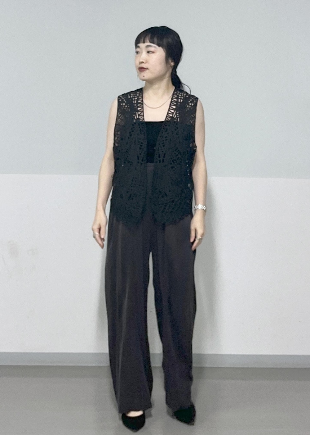 グレー系のその他パンツ、ブラック系のトートバッグを着用したレディースの春コーディネートの6枚目の写真