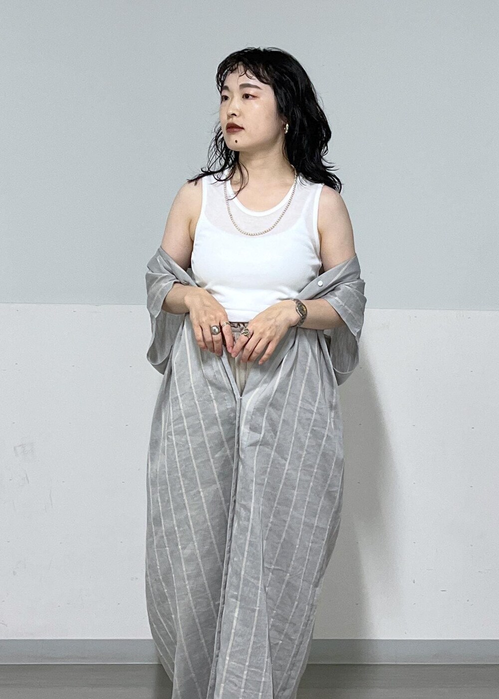 シルバー系のサンダル、ブルー系のワンピース、ベージュ系のその他パンツを着用したレディースの夏コーディネートの9枚目の写真