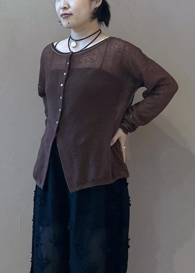 ブラック系のチューブトップ、ブラック系のサンダル、ブラウン系のカーディガン/ボレロを着用したレディースの夏コーディネートの8枚目の写真