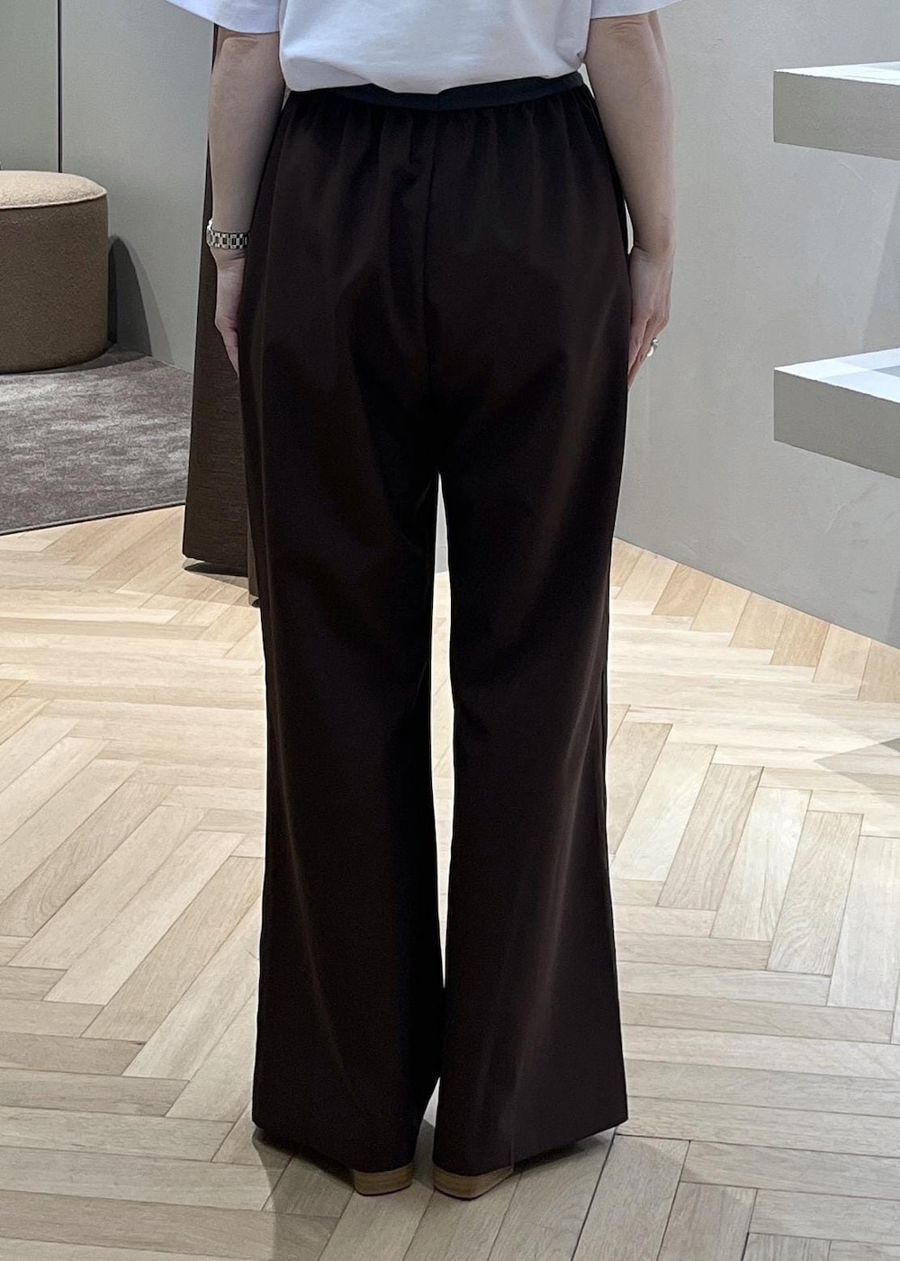 イエロー系のその他シューズ、ブラウン系のその他パンツ、ブラウン系のテーラードジャケットを着用したレディースの春コーディネートの7枚目の写真