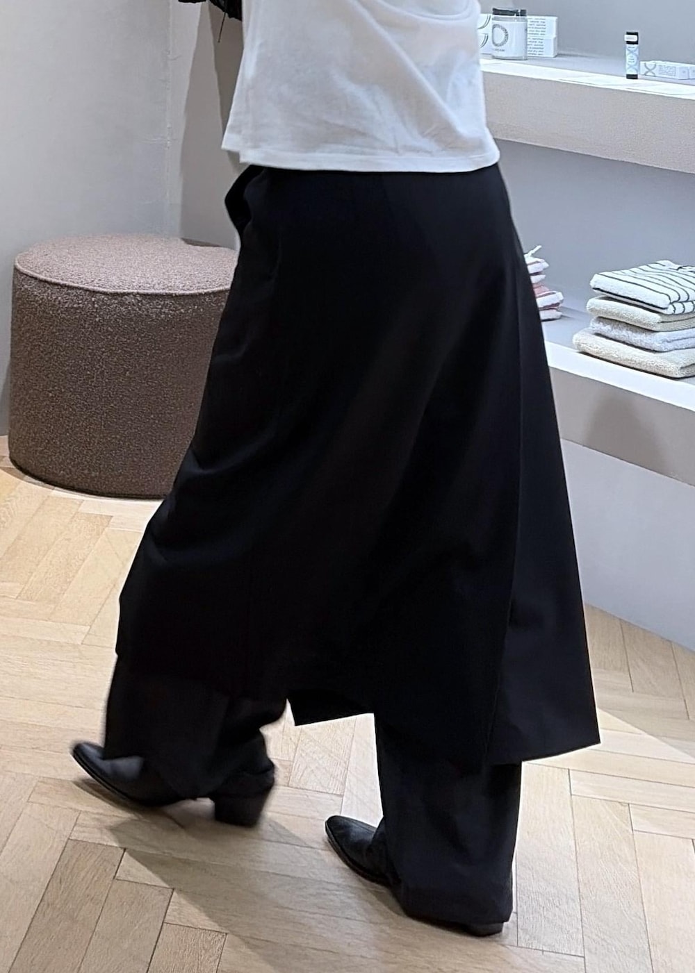 ブラック系のスカート、ホワイト系のTシャツ/カットソー、ベージュ系のショルダーバッグを着用したレディースの秋コーディネートの6枚目の写真