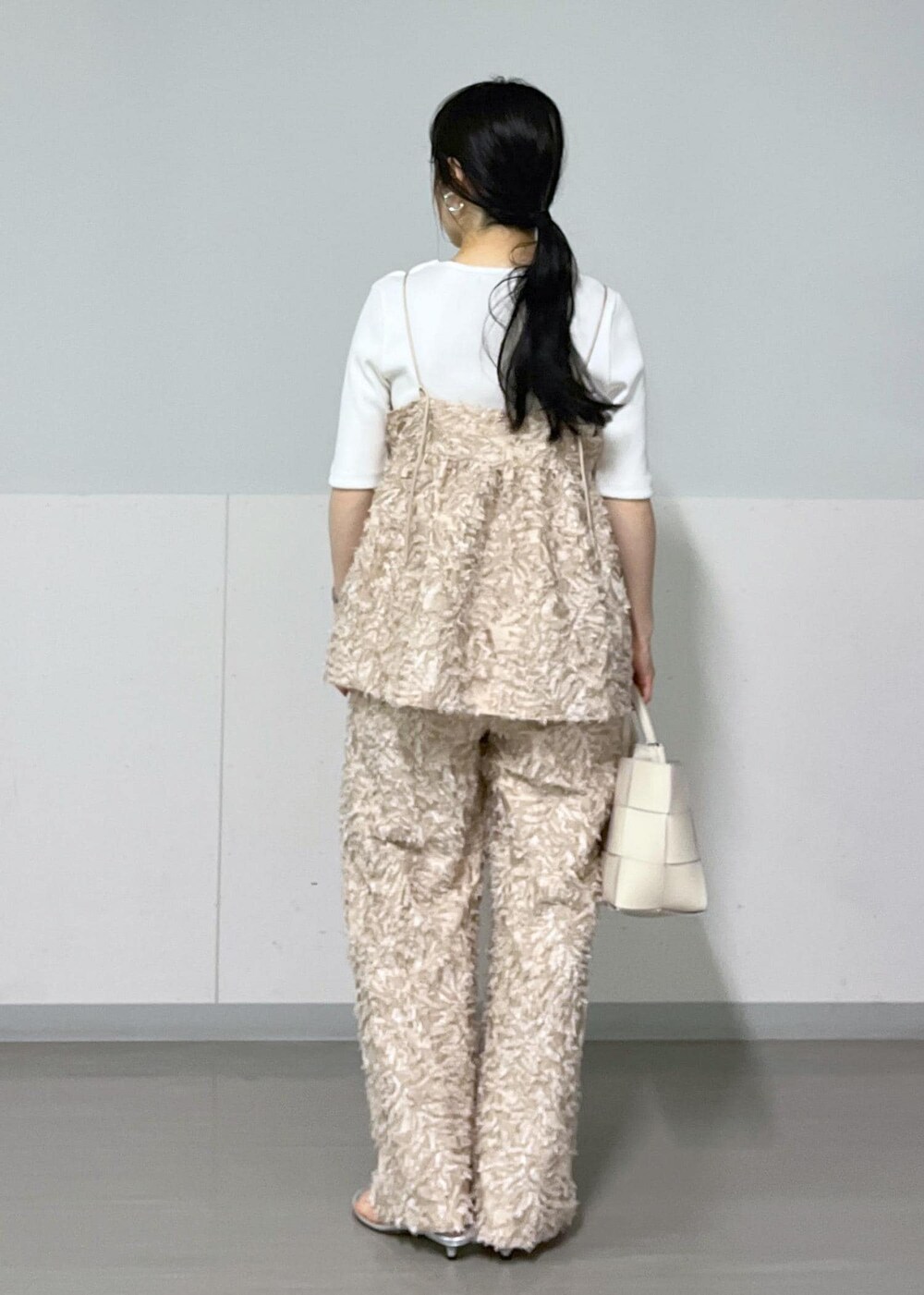 シルバー系のサンダル、ベージュ系のキャミソール、ホワイト系のTシャツ/カットソーを着用したレディースの春コーディネートの4枚目の写真