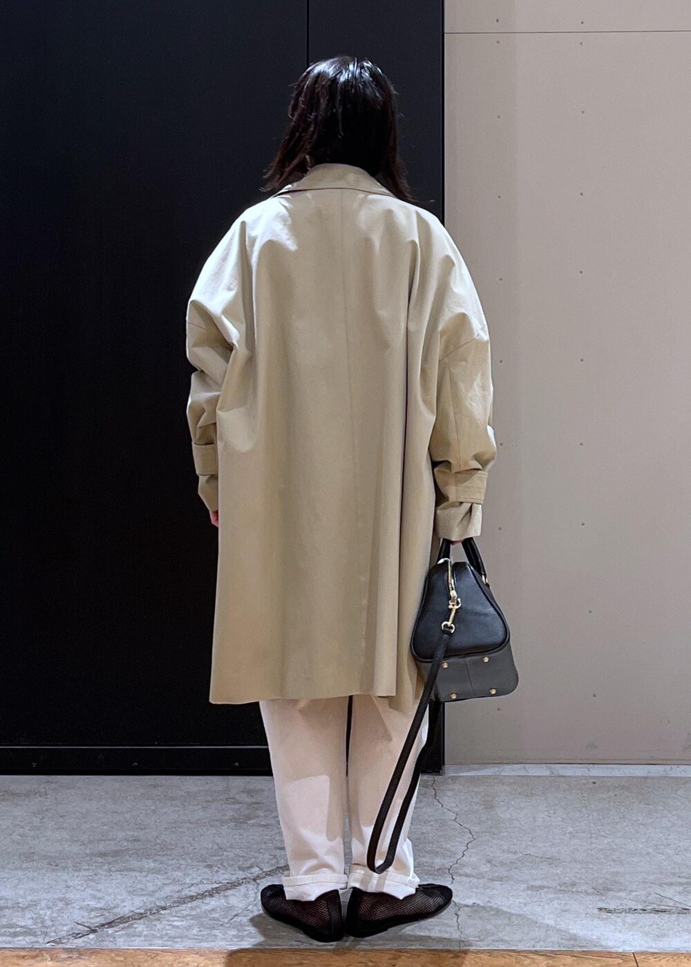 ホワイト系のその他パンツ、ベージュ系のステンカラーコート、ブラック系のパンプスを着用したレディースの冬コーディネートの3枚目の写真