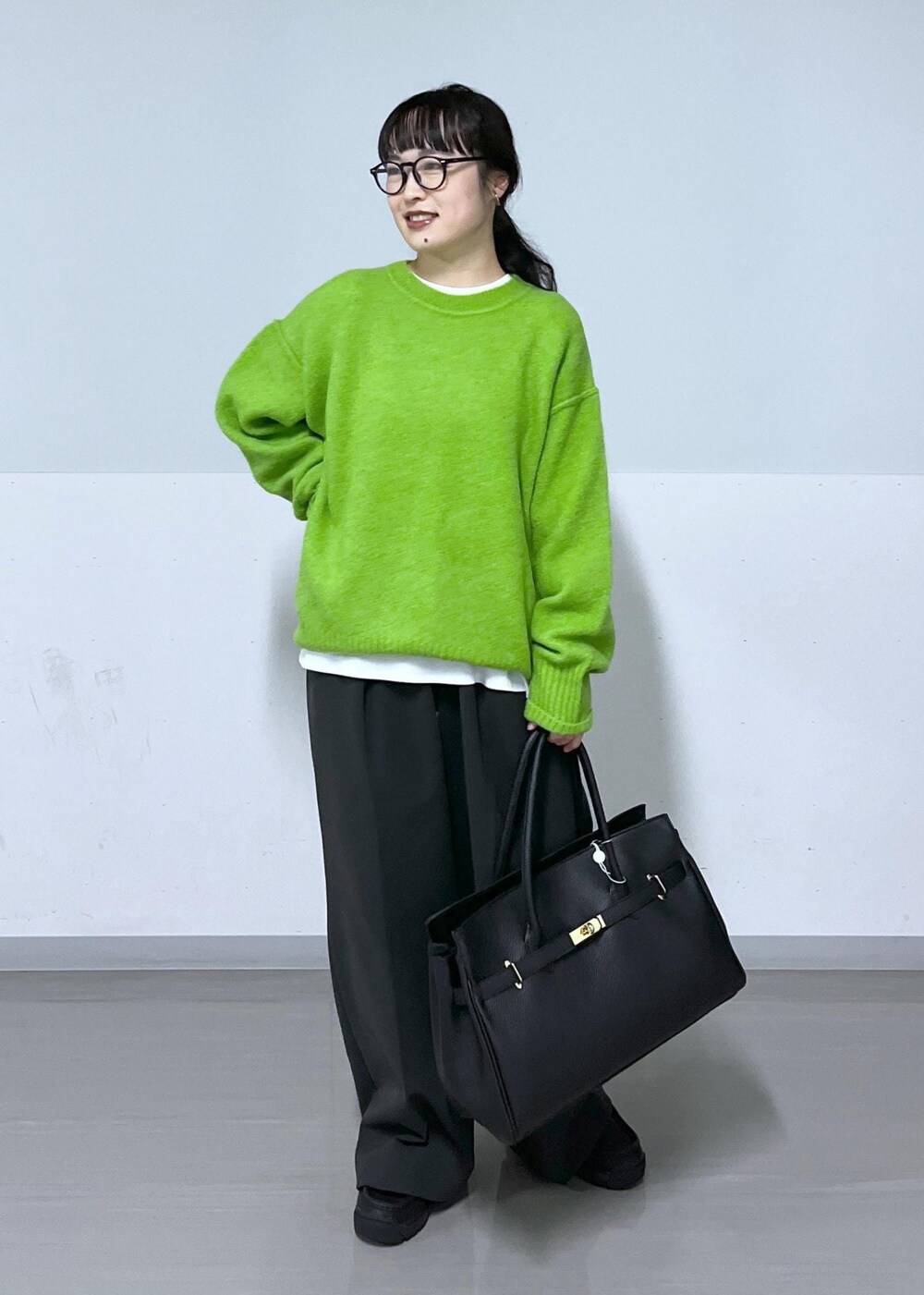 グレー系のその他パンツ、ホワイト系のダウンジャケット/コート、ホワイト系のTシャツ/カットソーを着用したレディースの秋コーディネートの8枚目の写真