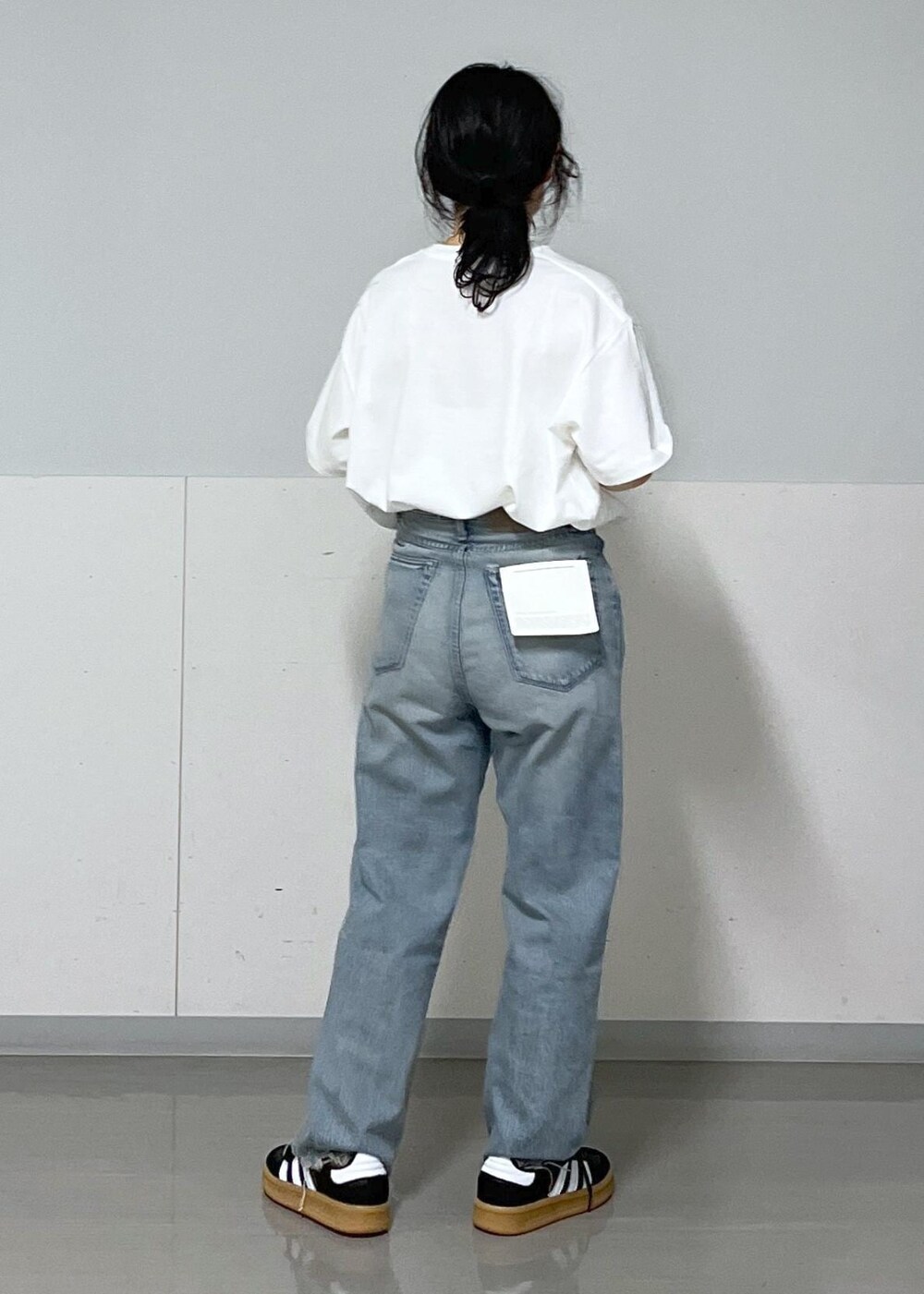 ホワイト系のTシャツ/カットソー、ホワイト系のスカート、ブラウン系のハンドバッグを着用したレディースの夏コーディネートの6枚目の写真