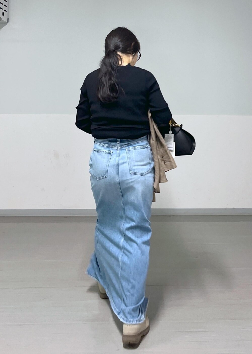 ブラック系のキャミソール、ブラック系のカーディガン/ボレロ、グリーン系のシャツ/ブラウスを着用したレディースの春コーディネートの4枚目の写真