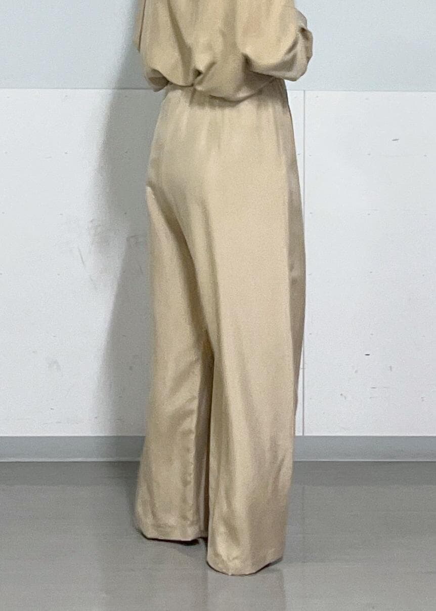 シルバー系のトートバッグ、ベージュ系のシャツ/ブラウス、ブラウン系のTシャツ/カットソーを着用したレディースの春コーディネートの5枚目の写真