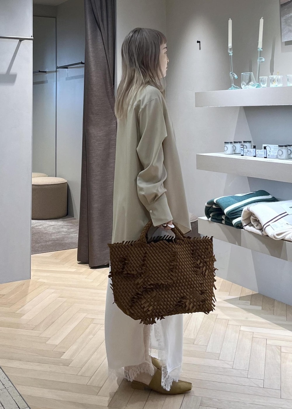 ベージュ系のシャツ/ブラウス、ホワイト系のスカート、イエロー系のその他シューズを着用したレディースの冬コーディネートの2枚目の写真